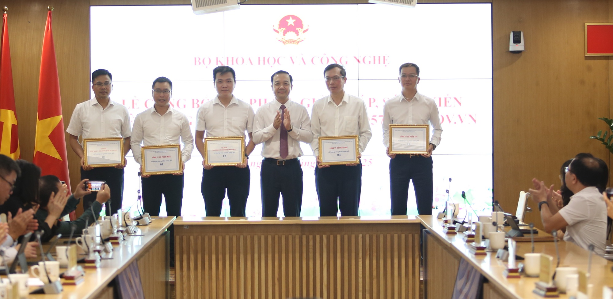 Deputy Minister of Science and Technology Pham Duc Long presents a commemorative medal to Mr. Tran Dang Hoa, representative of FPT – Photo: VGP