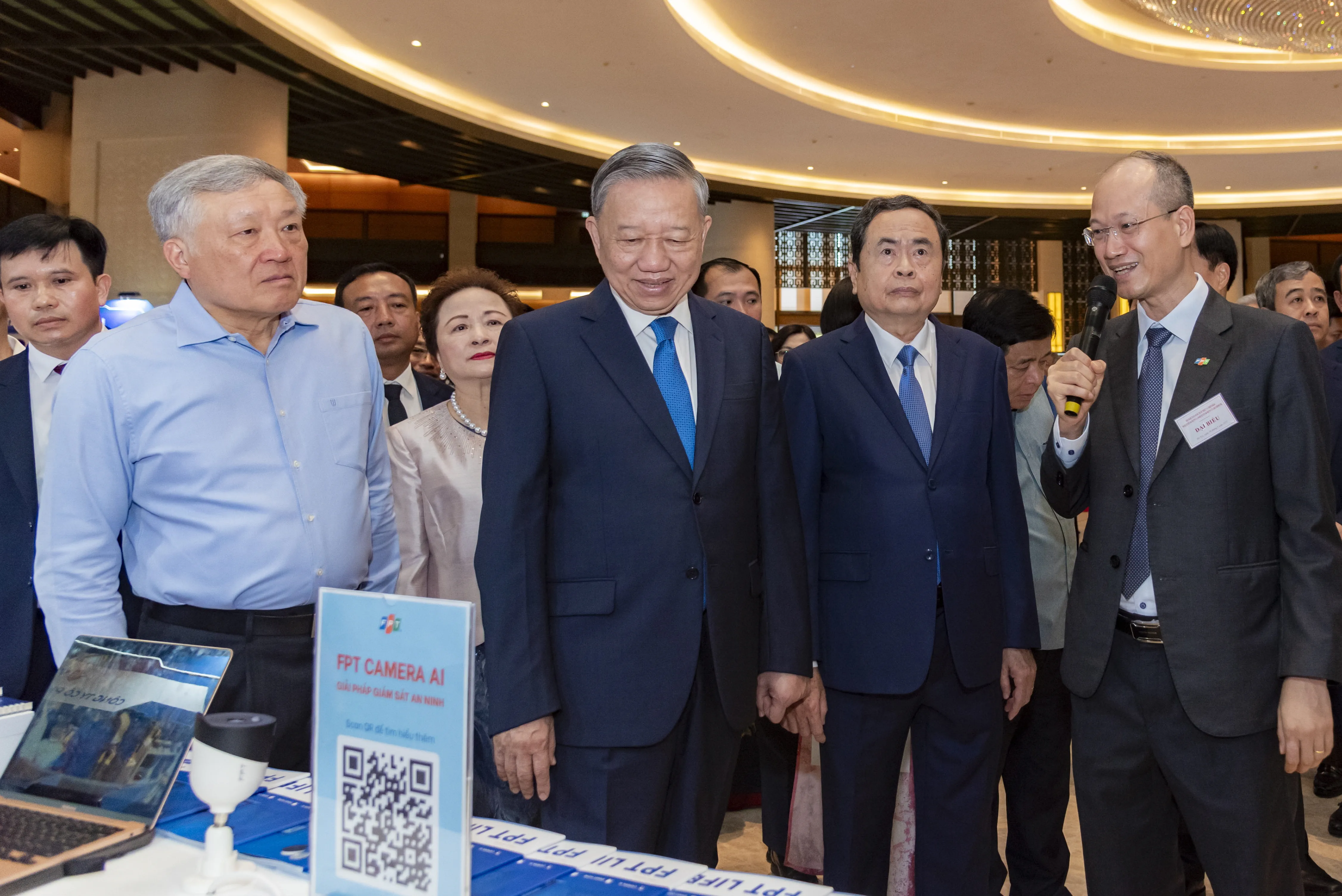 General Secretary To Lam, State President Luong Cuong, and leaders of the Party, State, central agencies, ministries, and National Assembly members visited FPT Corporation’s exhibition booth.