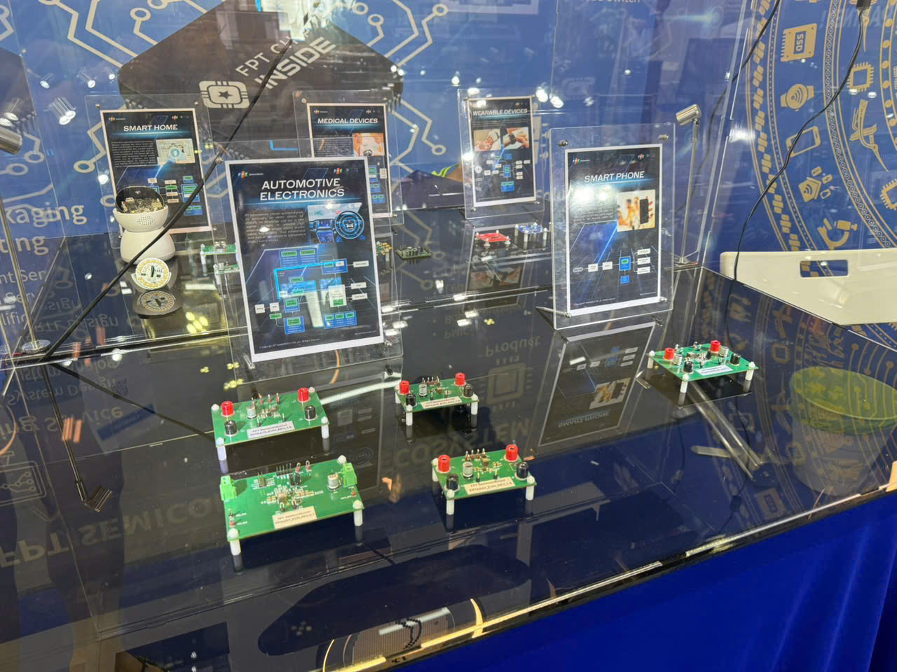 Minh hoạ một số sản phẩm thuộc hệ sinh thái FPT Chip Inside tại gian hàng Minh hoạ một số sản phẩm thuộc hệ sinh thái FPT Chip Inside tại gian hàng
