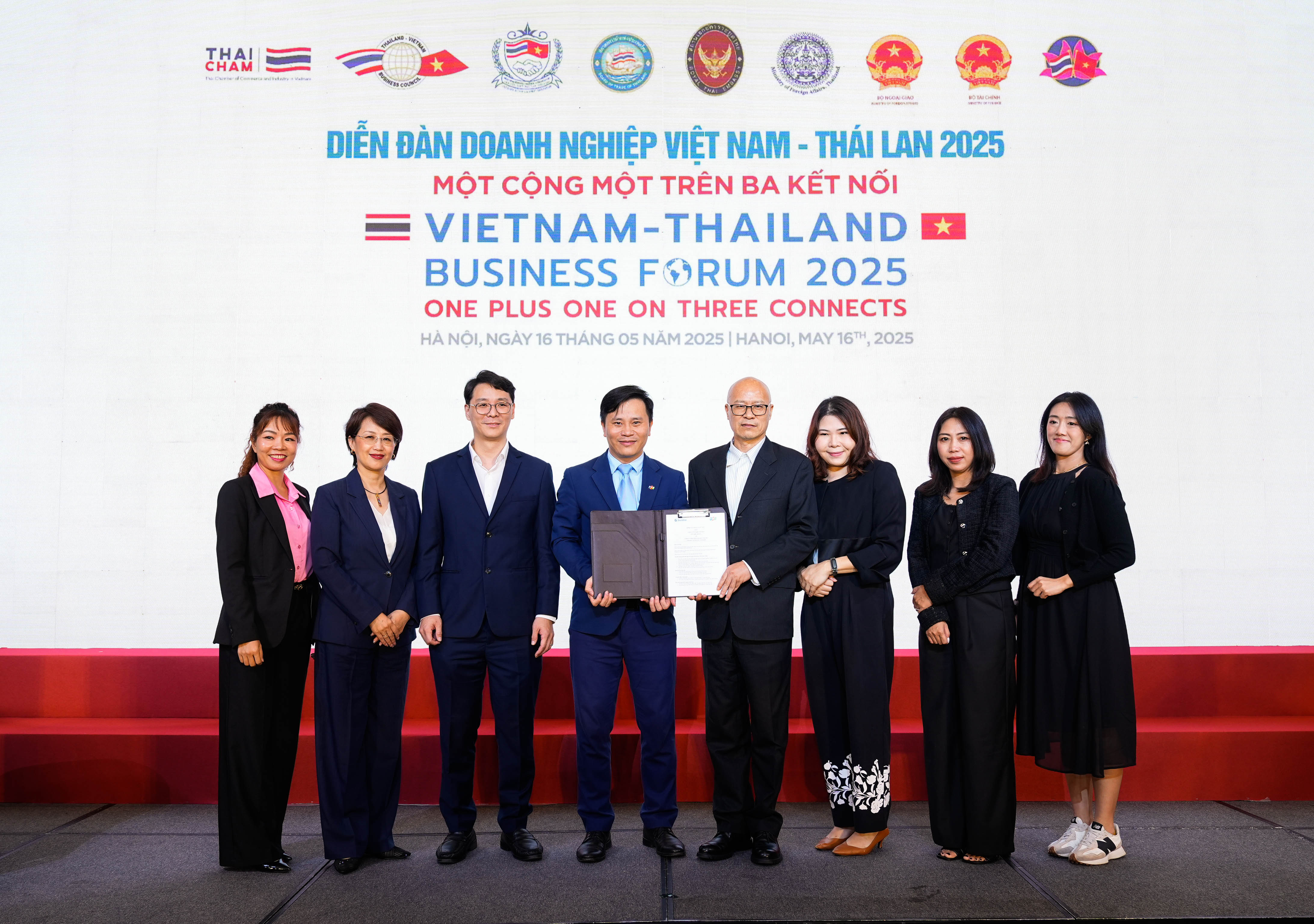 Ông Levi Nguyễn, CEO FPT Thái Lan và FPT Đài Loan (thứ 4 từ trái sang) và ông Jameson Li, Tổng Giám đốc Tập đoàn Sunline (thứ 4 từ phải sang) ký kết thỏa thuận hợp tác chiến lược giữa FPT và Sunline.