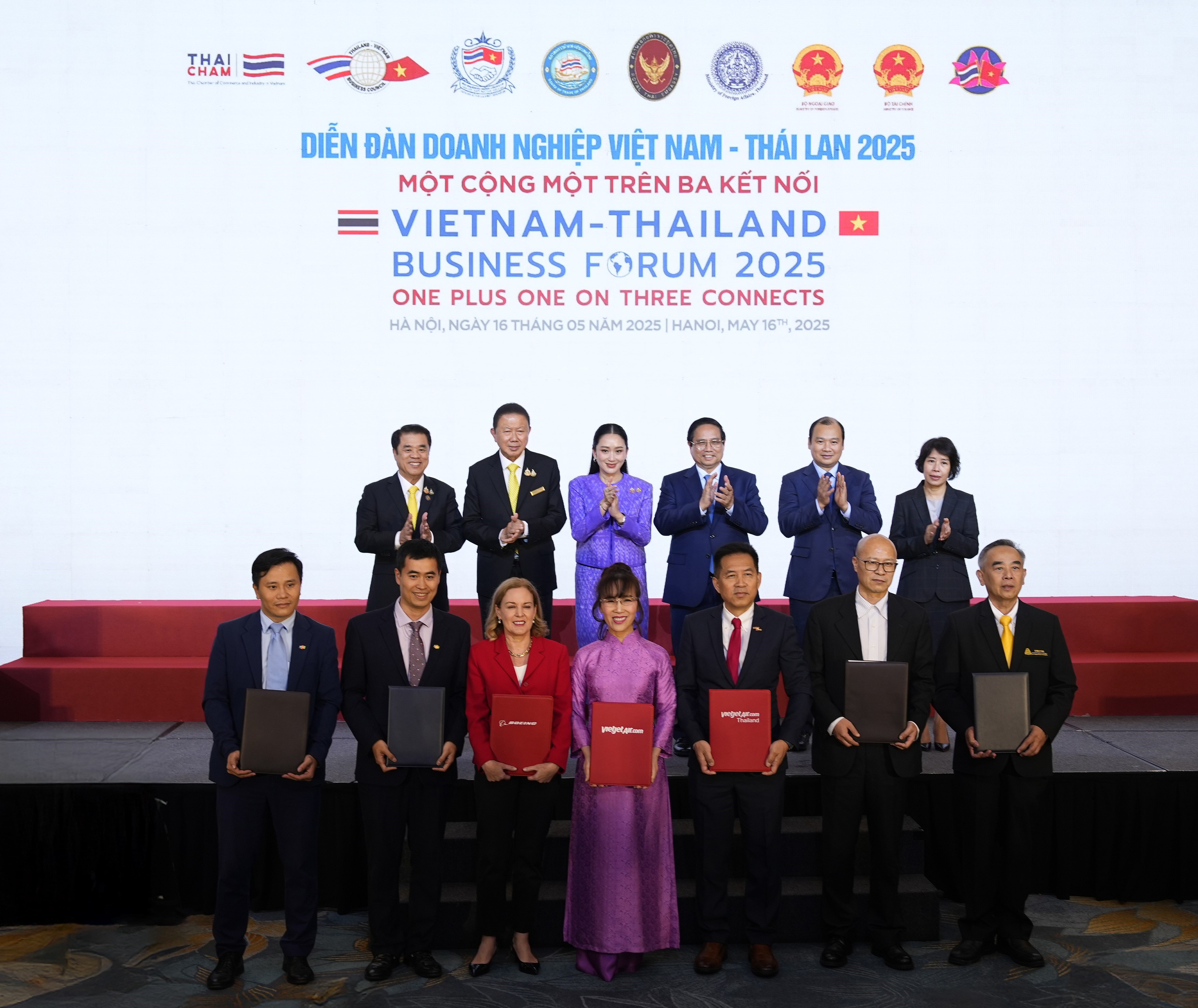 Representatives of FPT and partner enterprises exchanged the Memorandum of Understanding in the presence of the Prime Minister of Vietnam and the Prime Minister of Thailand.