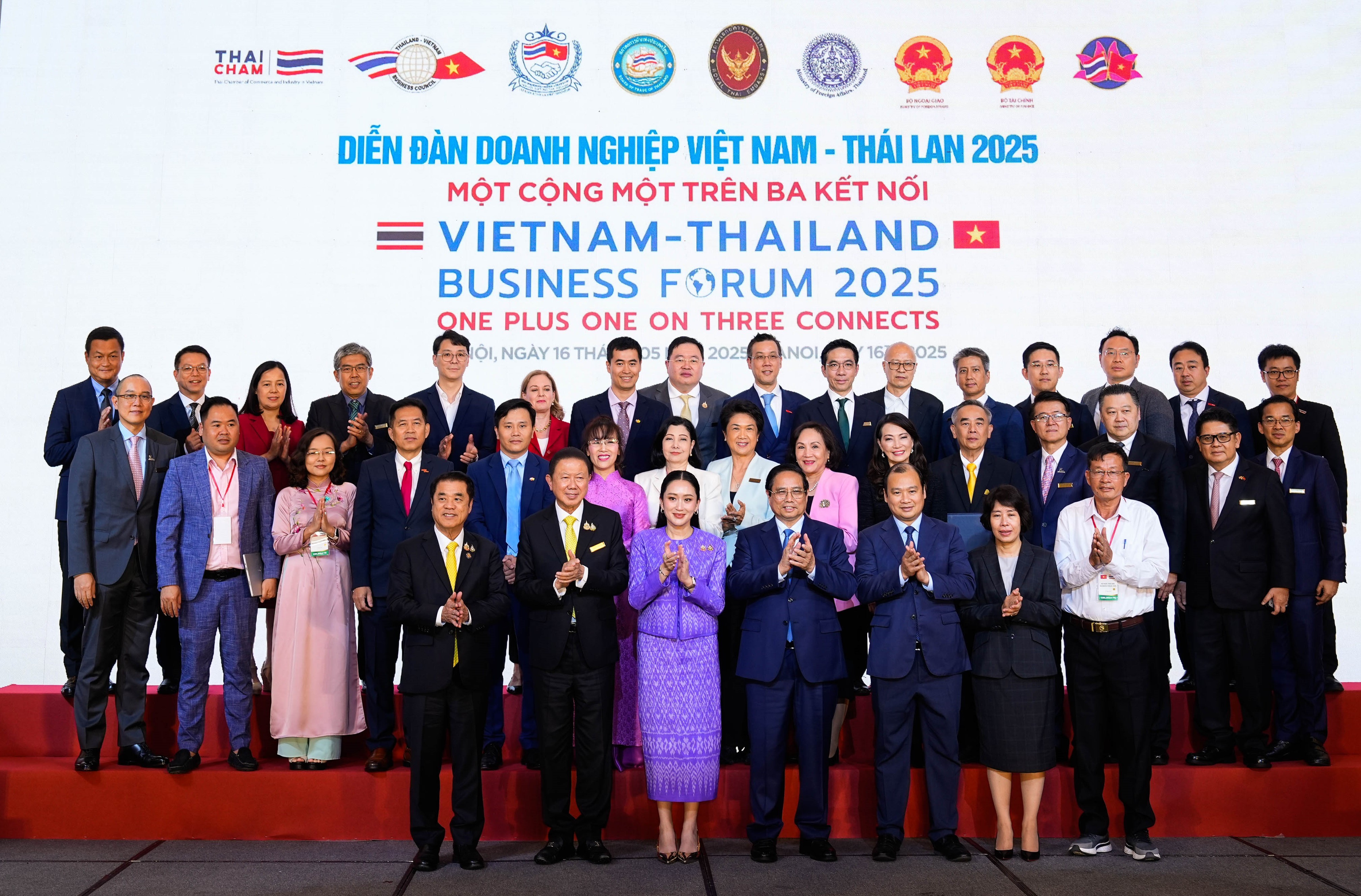Strategic partnership signing between FPT and Sunline took place on the sidelines of Vietnam-Thailand Business Forum 2025, with both countries’ Prime Ministers in attendance