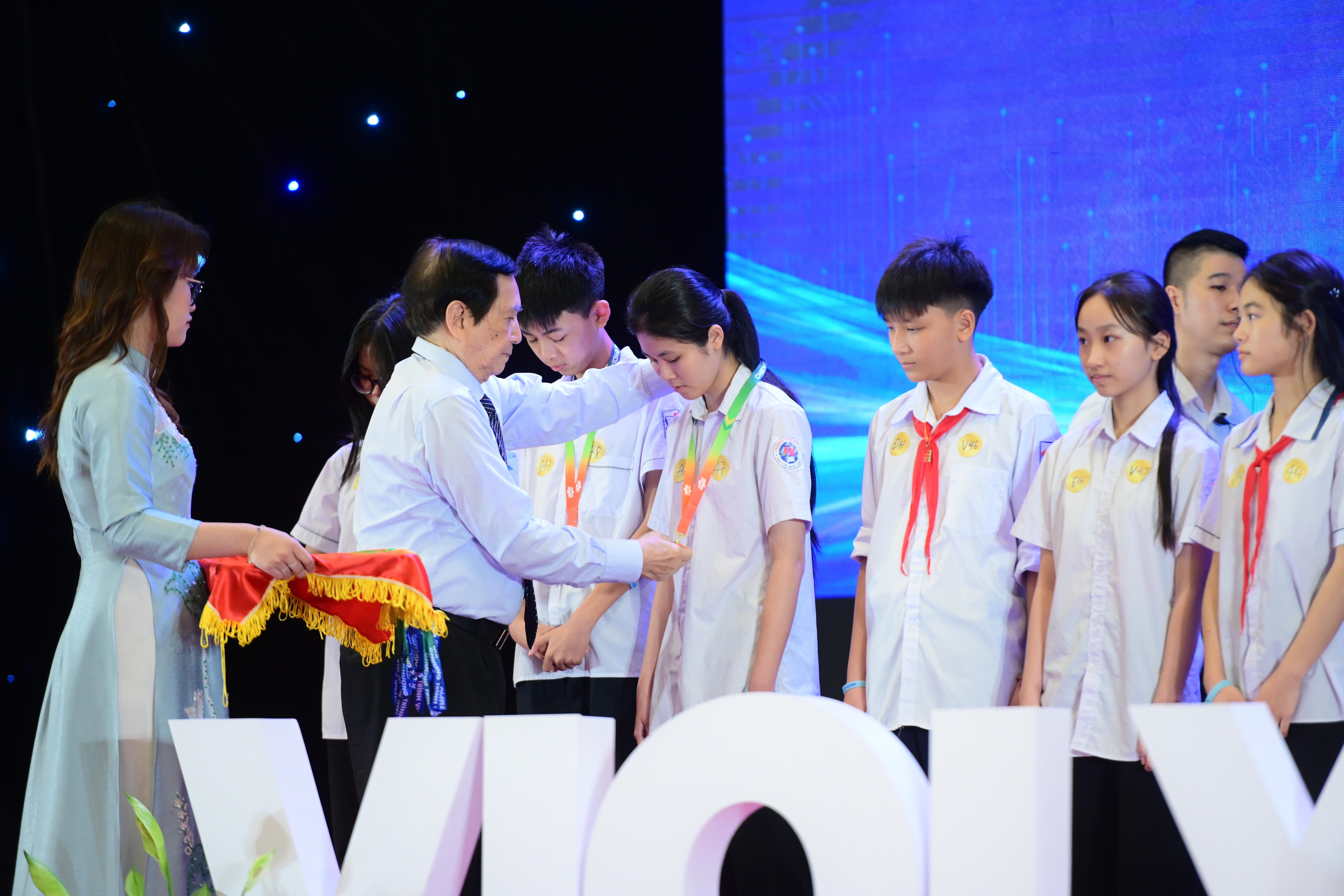 The Organizing Committee presents medals to students participating in the 2024–2025 Violympic National Competition.