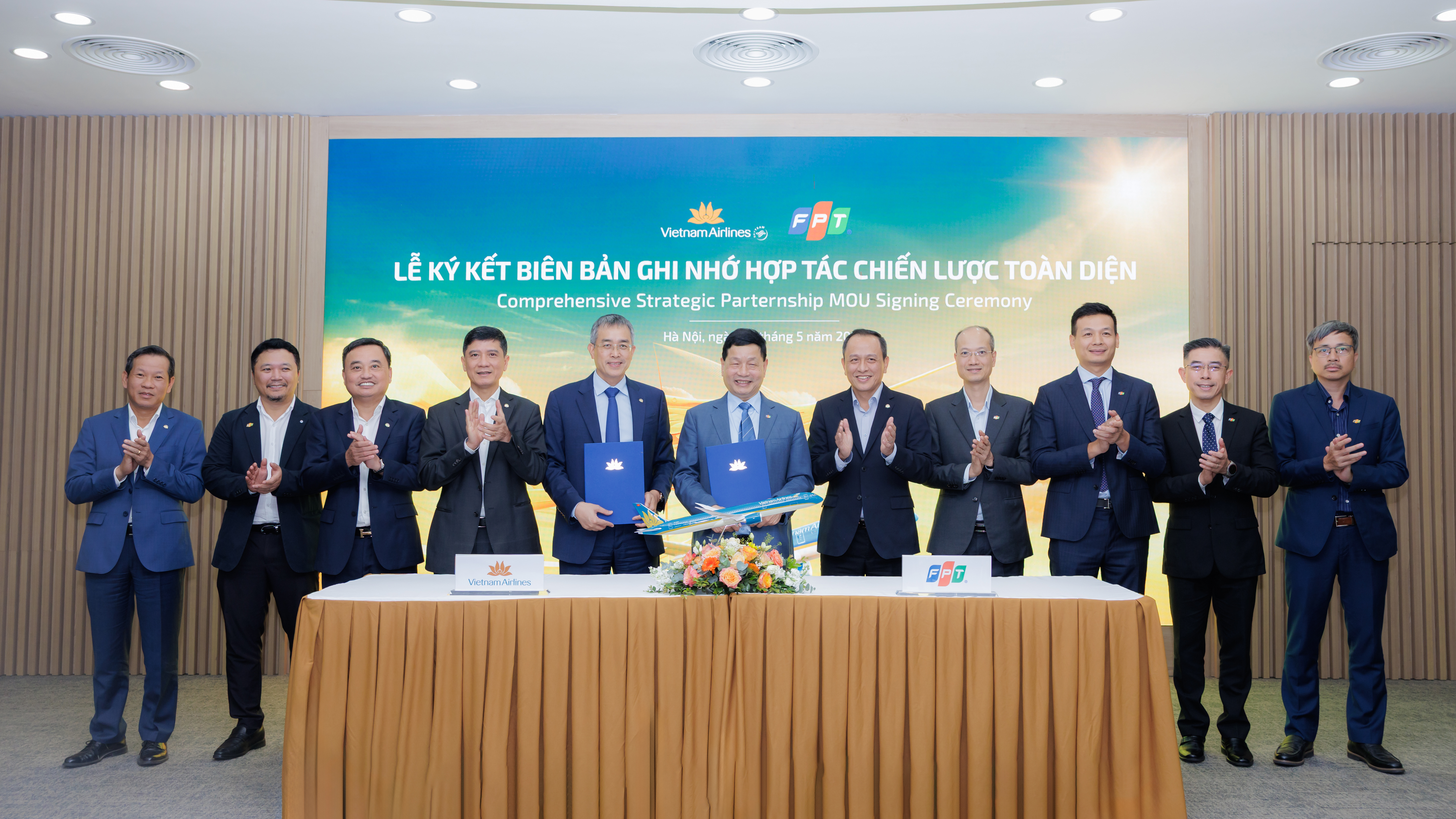 Vietnam Airlines and FPT has signed a Memorandum of Understanding to strengthen comprehensive strategic cooperation. With first cooperations dated since 1990s, FPT and Vietnam Airlines has signed their first MoU for strategic cooperation since 2013.