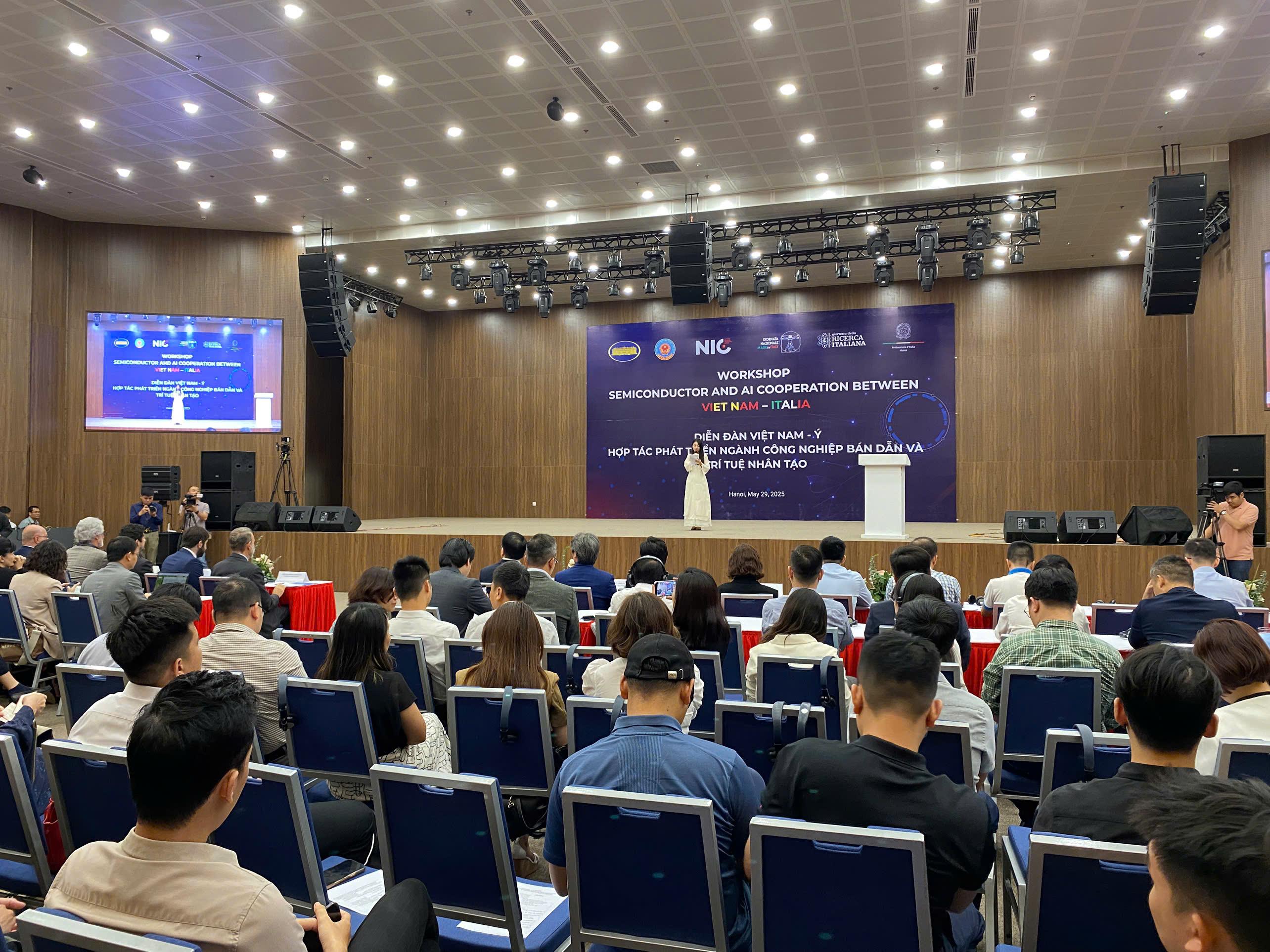 The forum "Vietnam - Italy: Cooperation in developing semiconductor technology and artificial intelligence" took place recently in Hanoi.