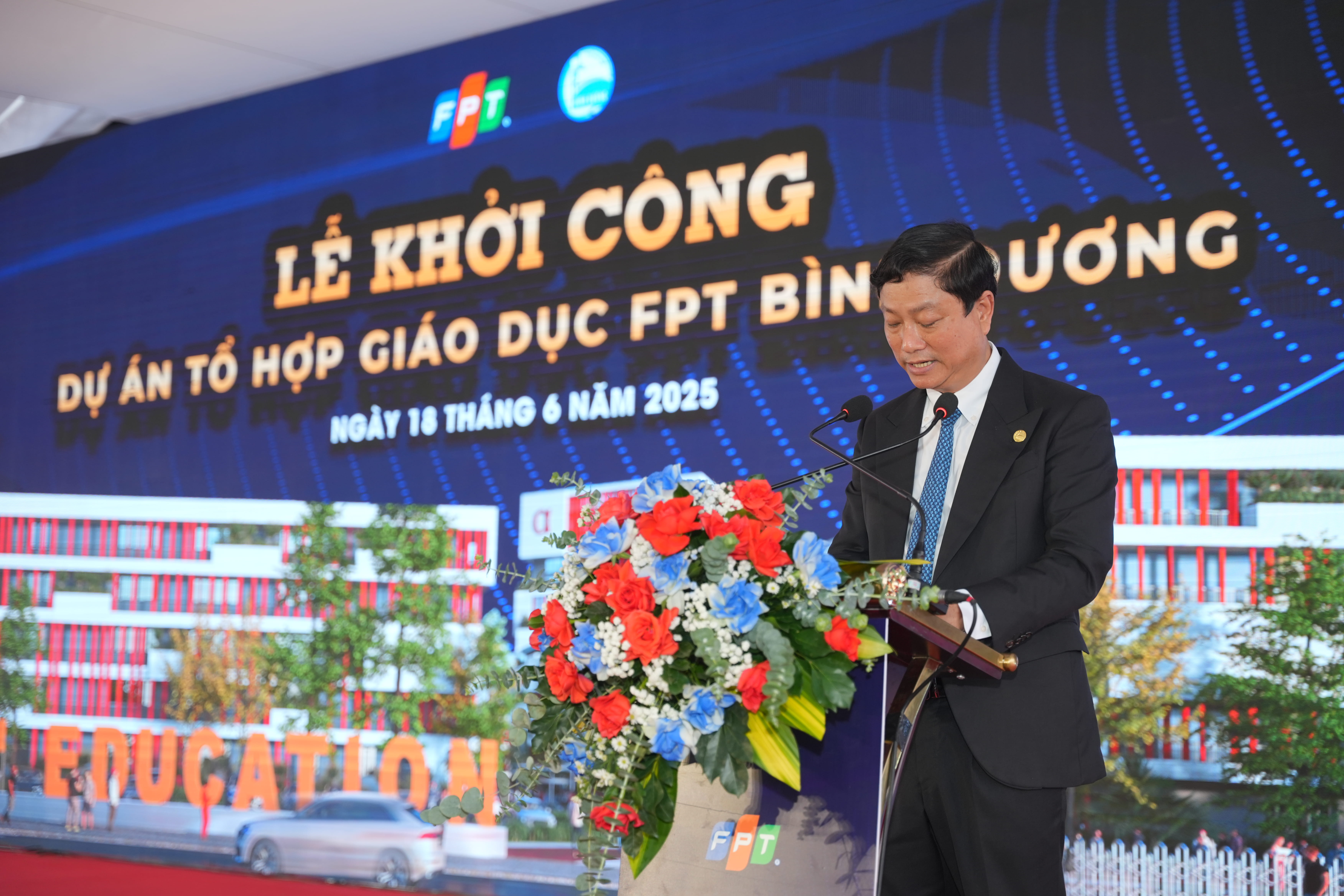 Mr. Vo Van Minh, Deputy Secretary of the Provincial Party Committee and Chairman of the Binh Duong People’s Committee, delivers remarks at the groundbreaking ceremony of the FPT Education Complex in Binh Duong.