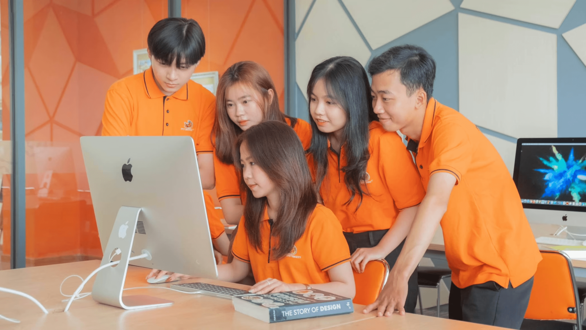 Students majoring in Digital Transformation are equipped with foundational knowledge in information technology, data science, and key technologies to apply in data analysis, business operations, and decision-making processes.