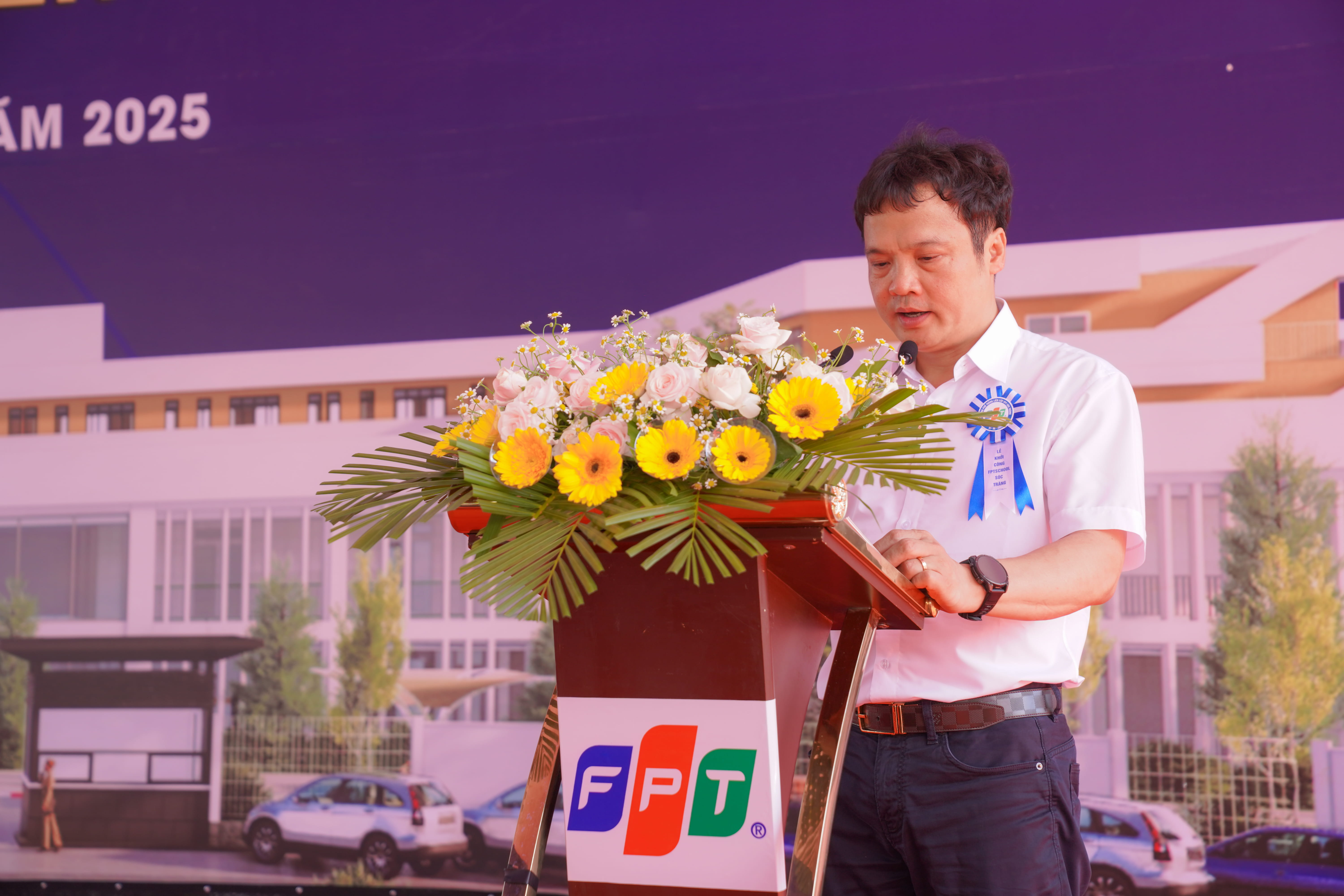 Mr. Nguyen Van Khoa, CEO of FPT Corporation, sharing at the event.