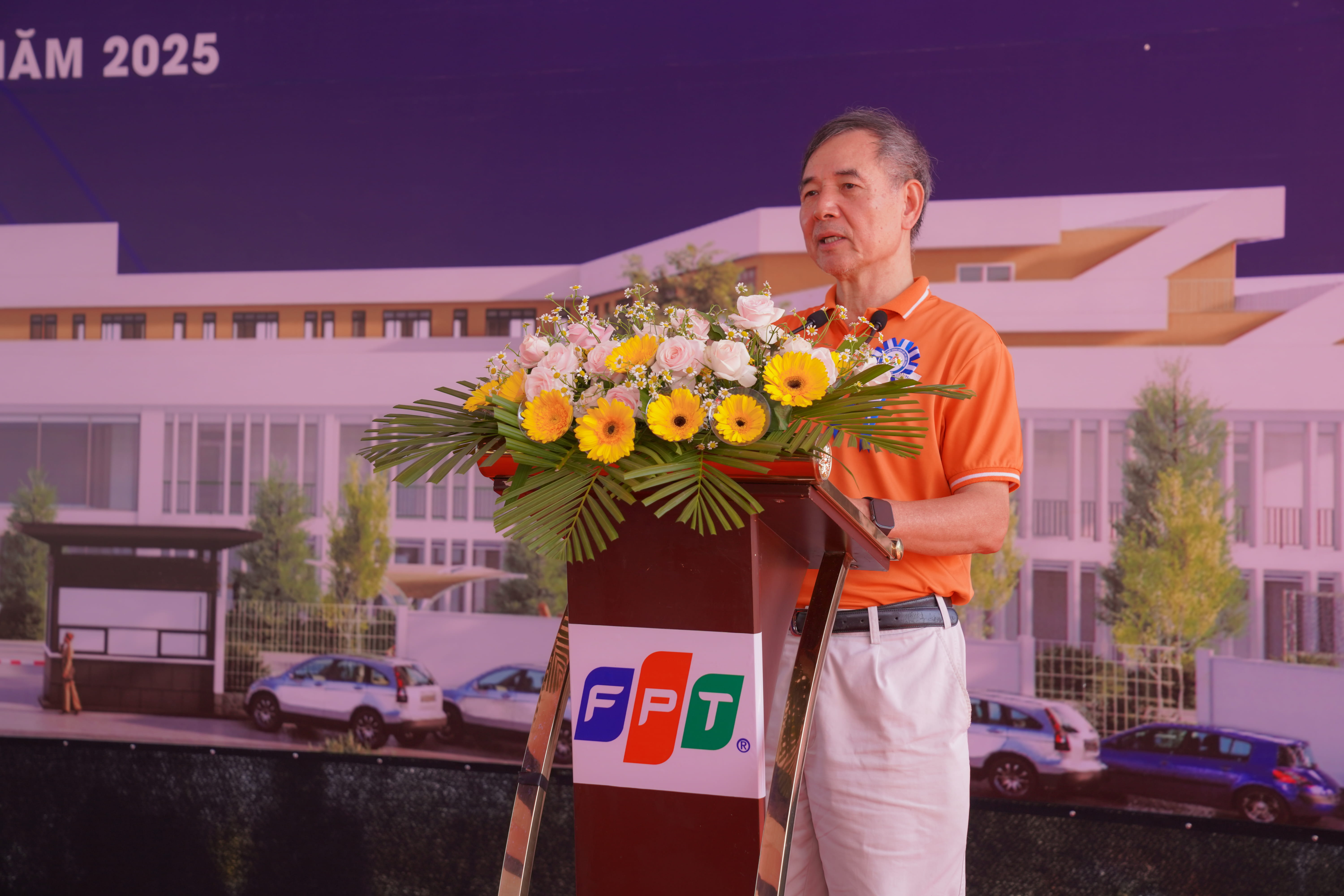 Dr. Le Truong Tung, CEO of FPT Education, FPT Corporation, speaking at the groundbreaking ceremony.