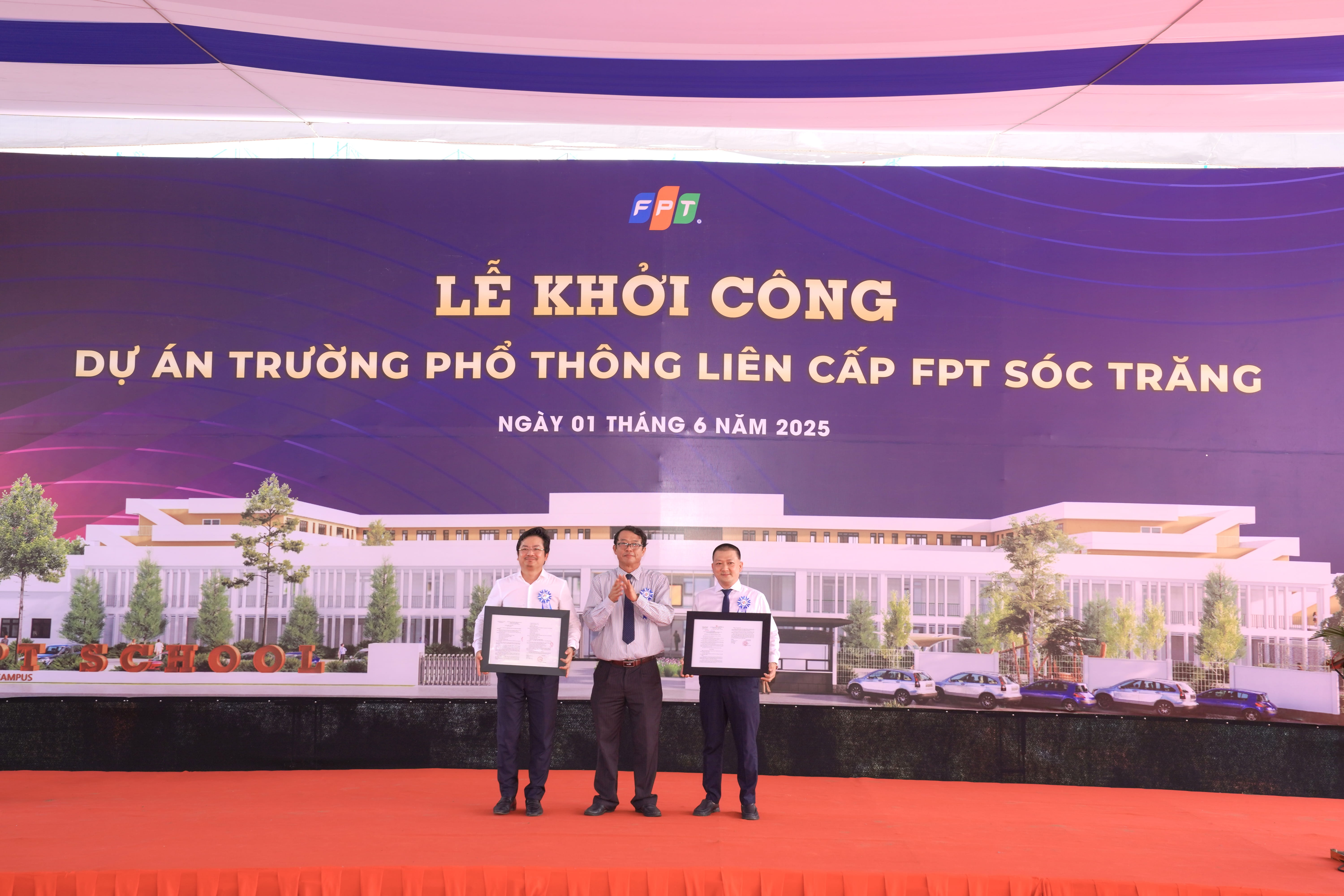 Soc Trang provincial leaders present the construction permit for FPT Inter-level School Soc Trang.