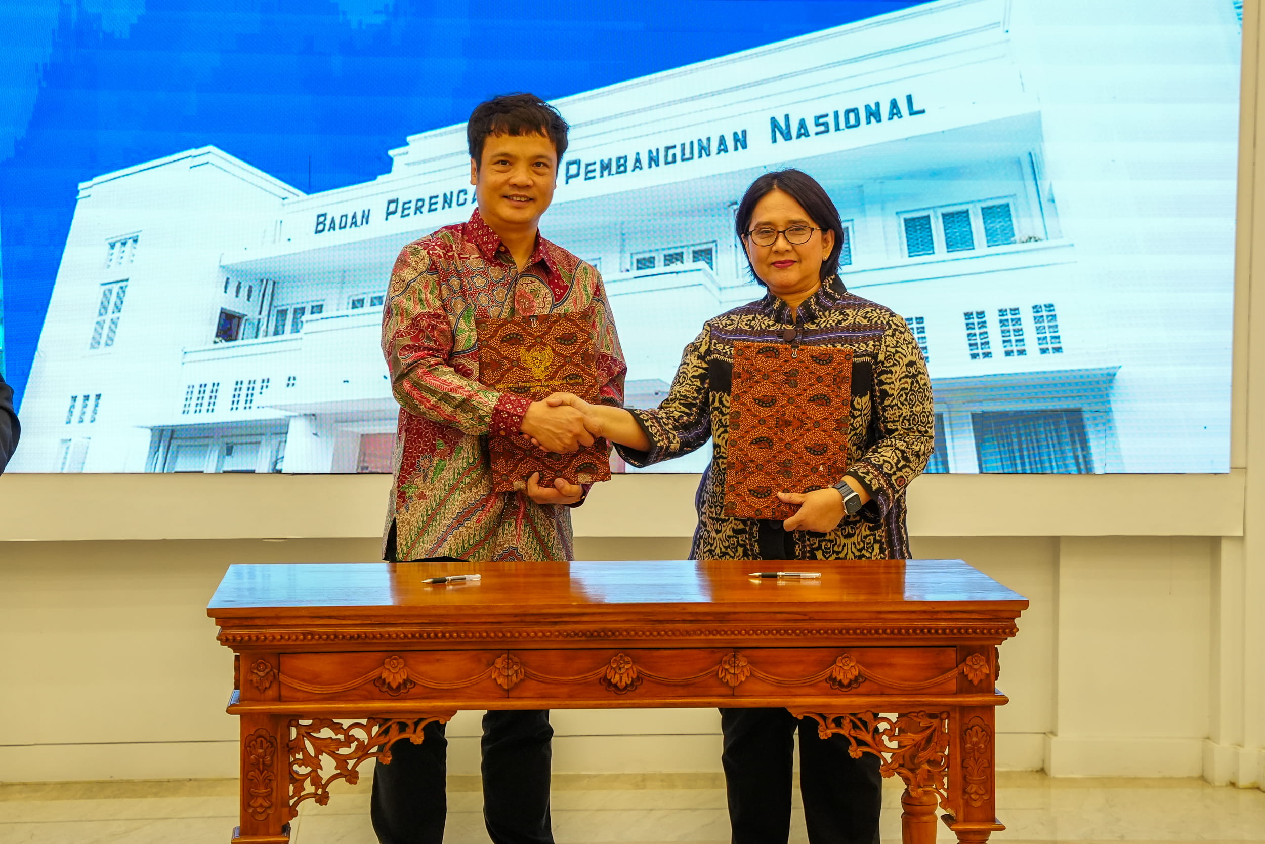 Ông Nguyễn Văn Khoa, Tổng Giám đốc FPT  và bà Teni Widuriyanti, Tổng Thư ký Bộ Kế hoạch Phát triển Quốc gia Indonesia ký kết thỏa thuận hợp tác 5 năm giữa FPT và Bappenas