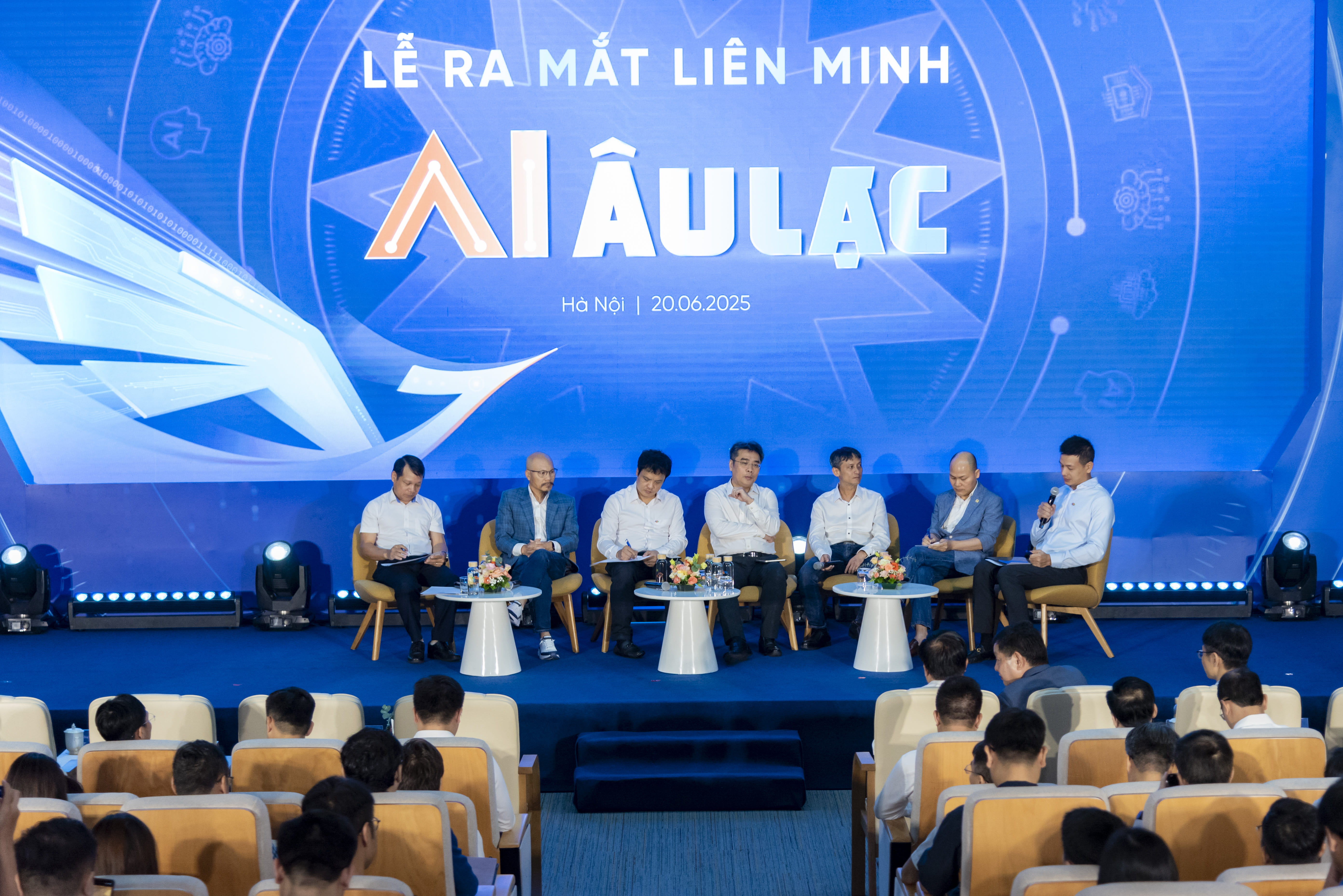 The discussion session during the launch ceremony of the Au Lac AI Alliance gathered leaders from Vietnam’s top corporations, universities, and technology enterprises.