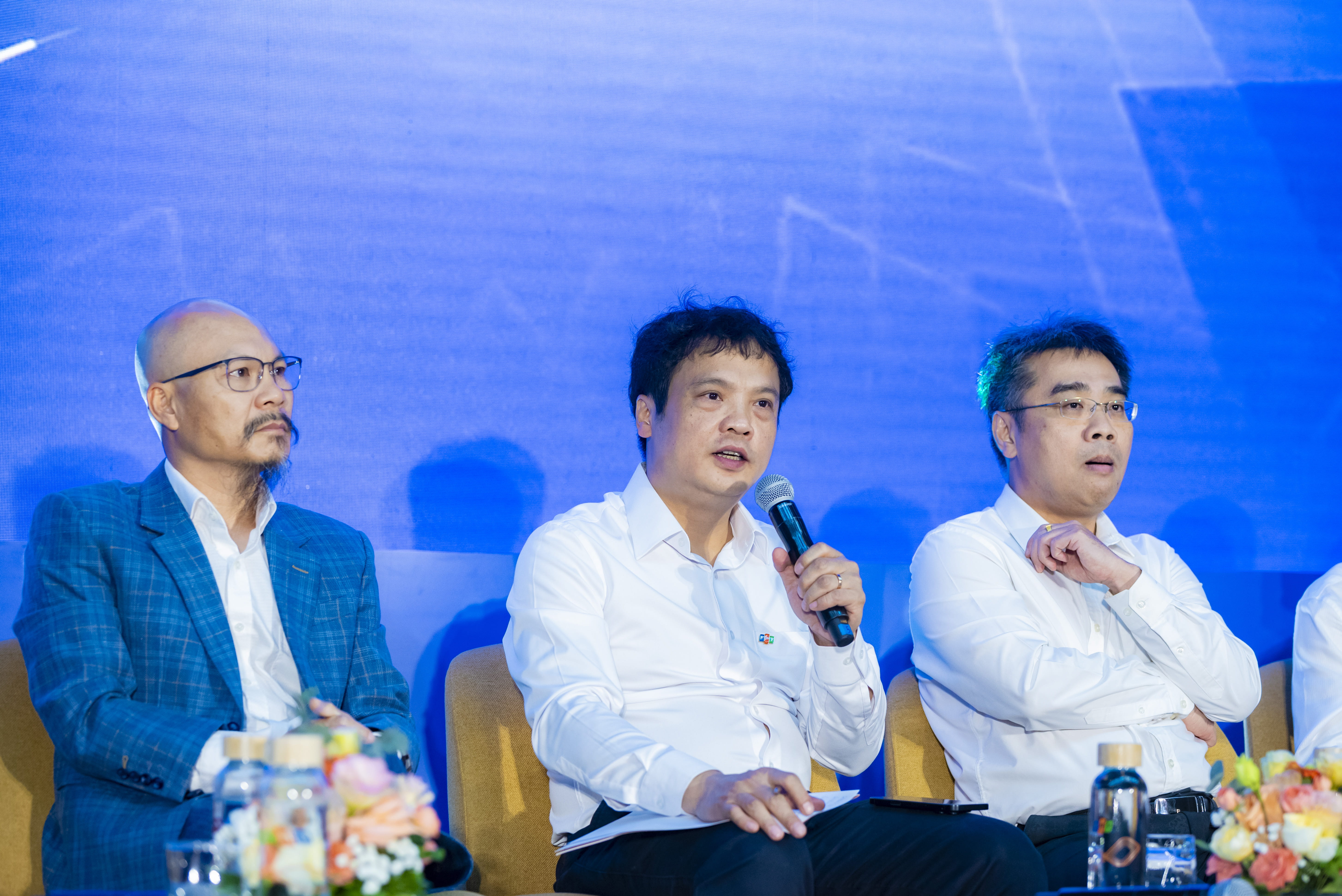 Mr. Nguyen Van Khoa, CEO of FPT Corporation, speaking at the discussion session.