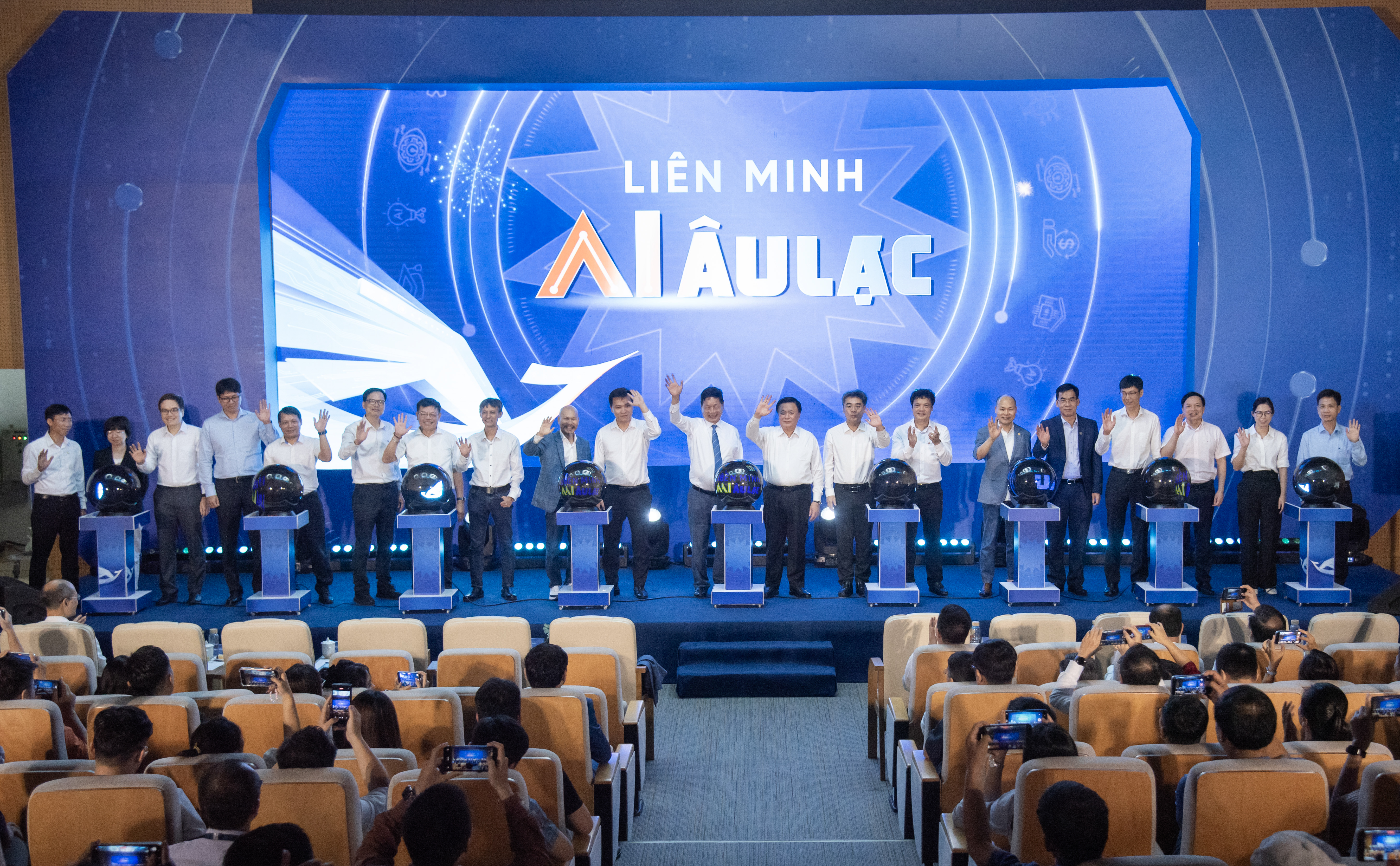 Hơn 20 thành viên của Liên Minh AI Âu Lạc cùng các Lãnh đạo Đảng, Nhà nước, Chính phủ thực hiện nghi lễ ra mắt.