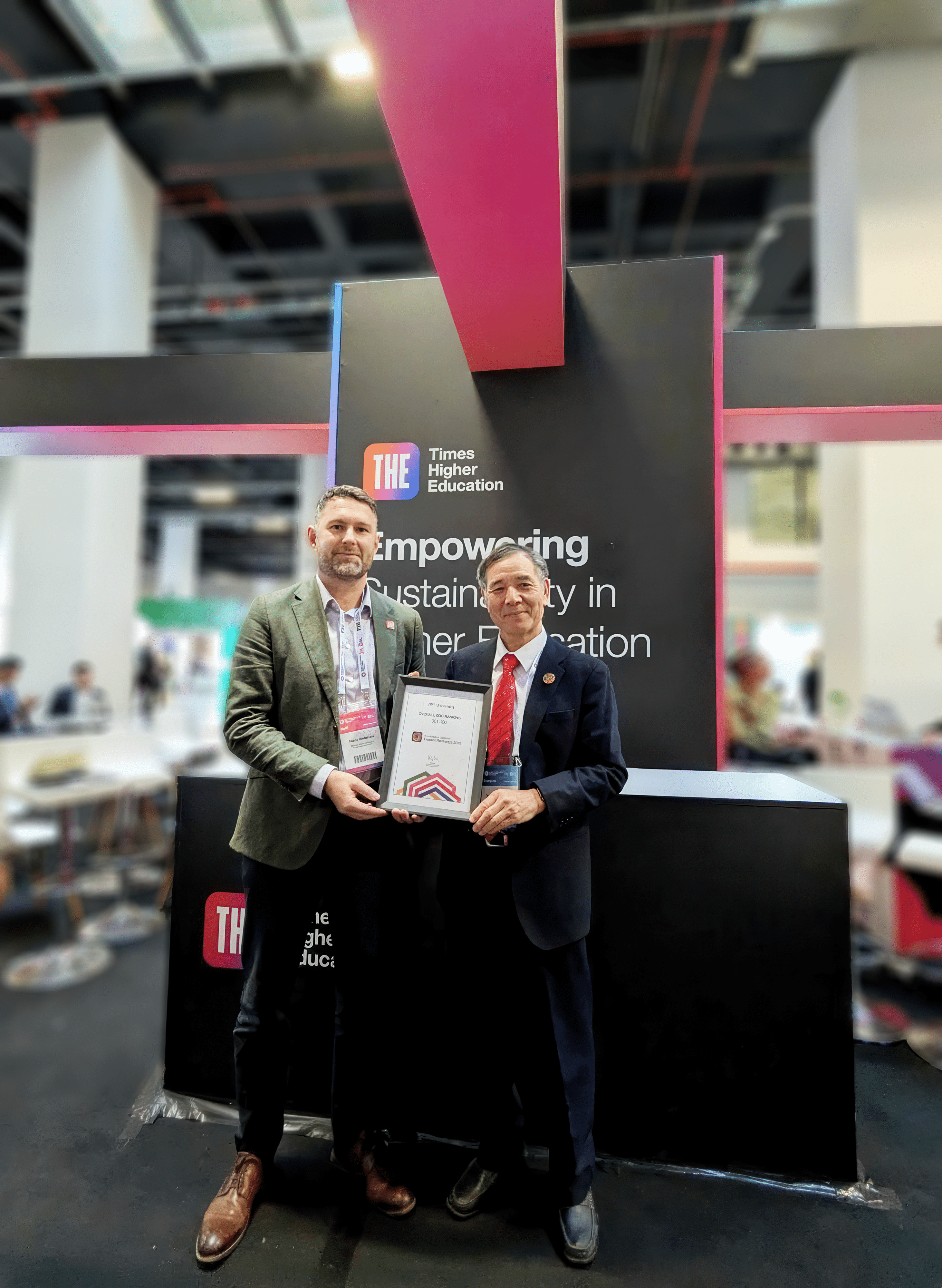 Representative of the THE Impact Rankings organization presents the certificate recognizing FPT University’s placement in the 301–400 group among over 2,500 universities worldwide in 2025 to Dr. Le Truong Tung – Chairman of FPT University Council, FPT Corporation.