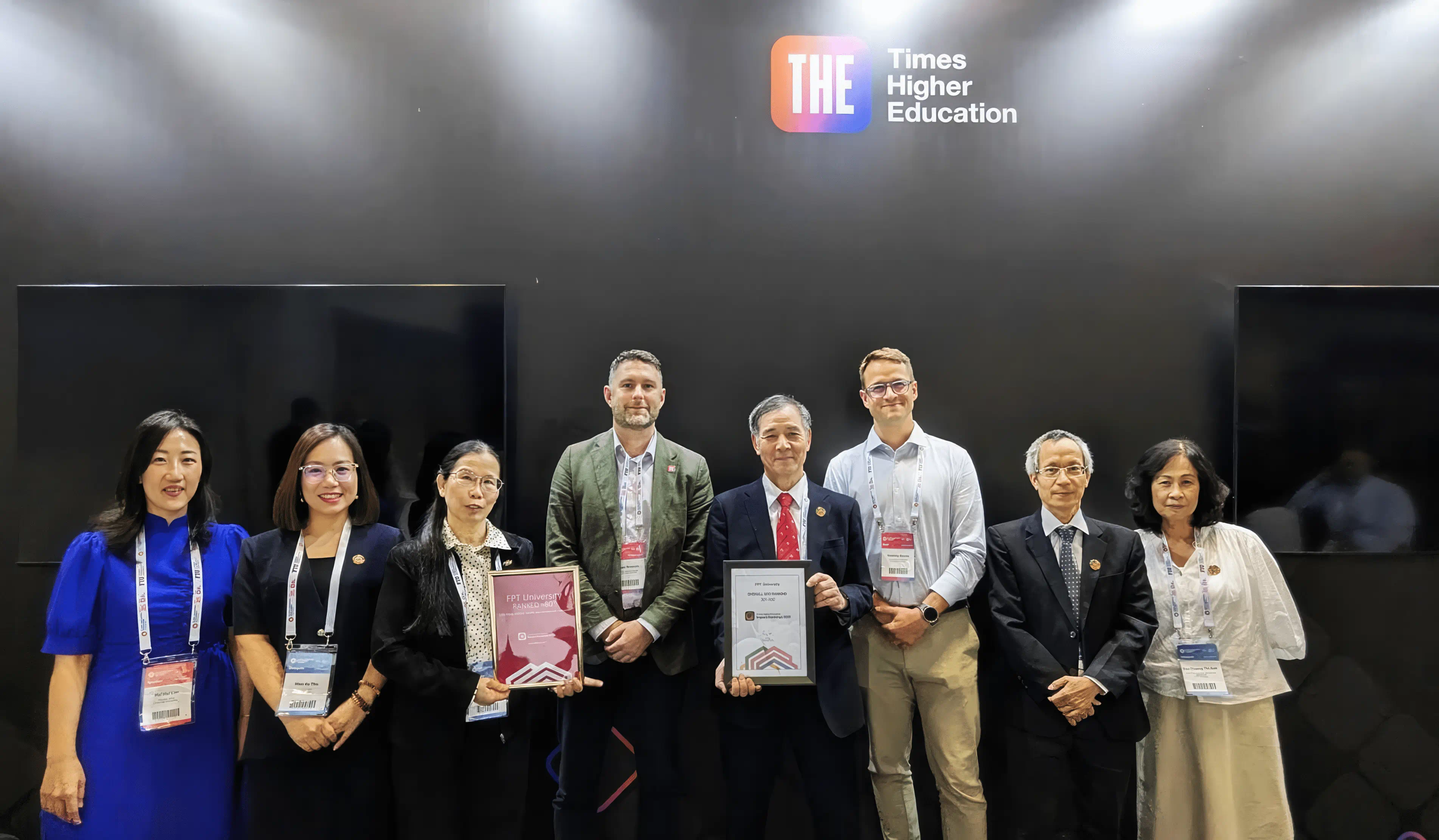Dr. Le Truong Tung – Chairman of the University Council, Dr. Nguyen Khac Thanh – President, and representatives of FPT University receive the new THE Impact Rankings results in Turkey.