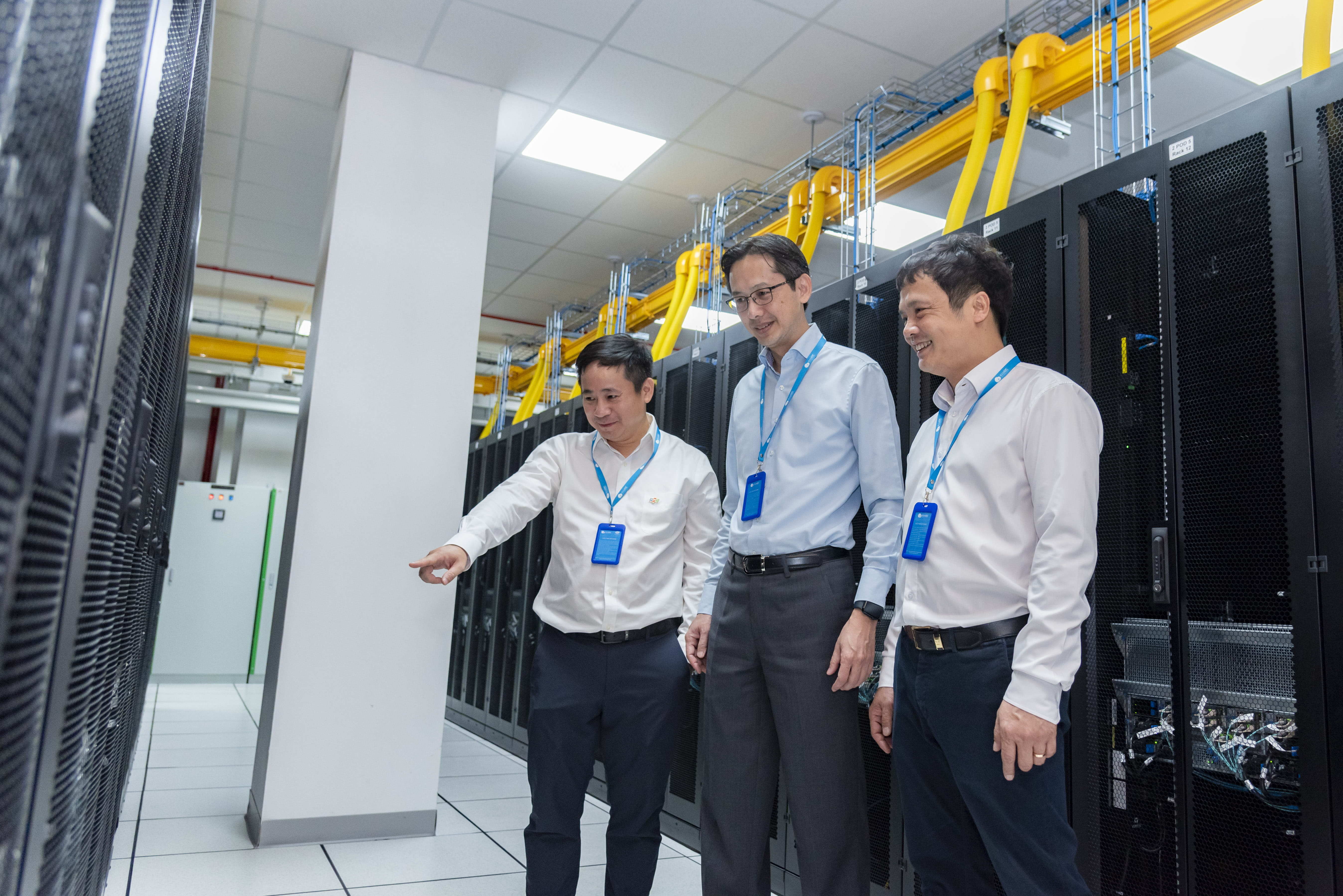 Deputy Minister of Foreign Affairs Do Hung Viet and the delegation visited the AI Factory jointly developed by FPT and NVIDIA.