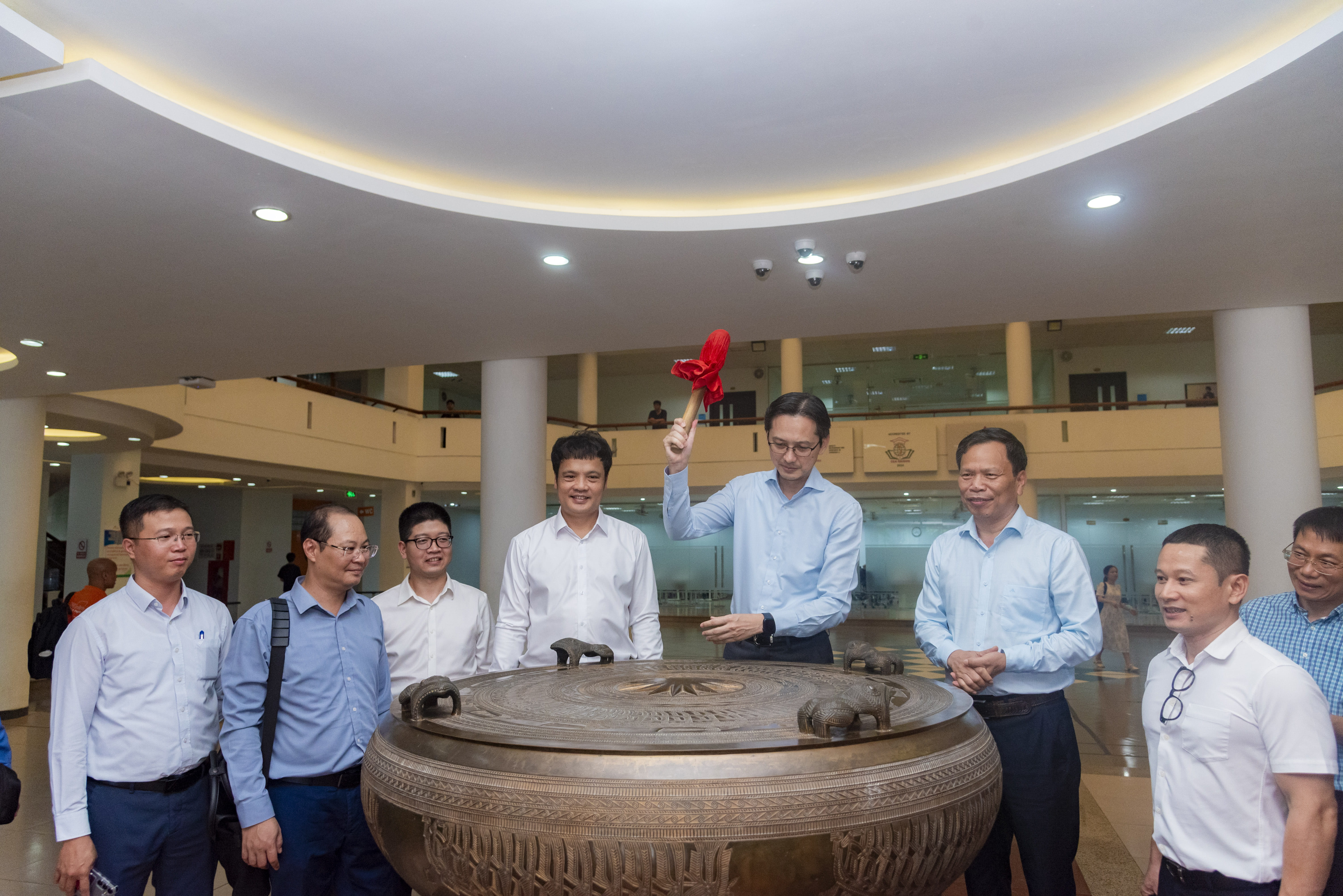 The delegation visited FPT University in Hoa Lac.