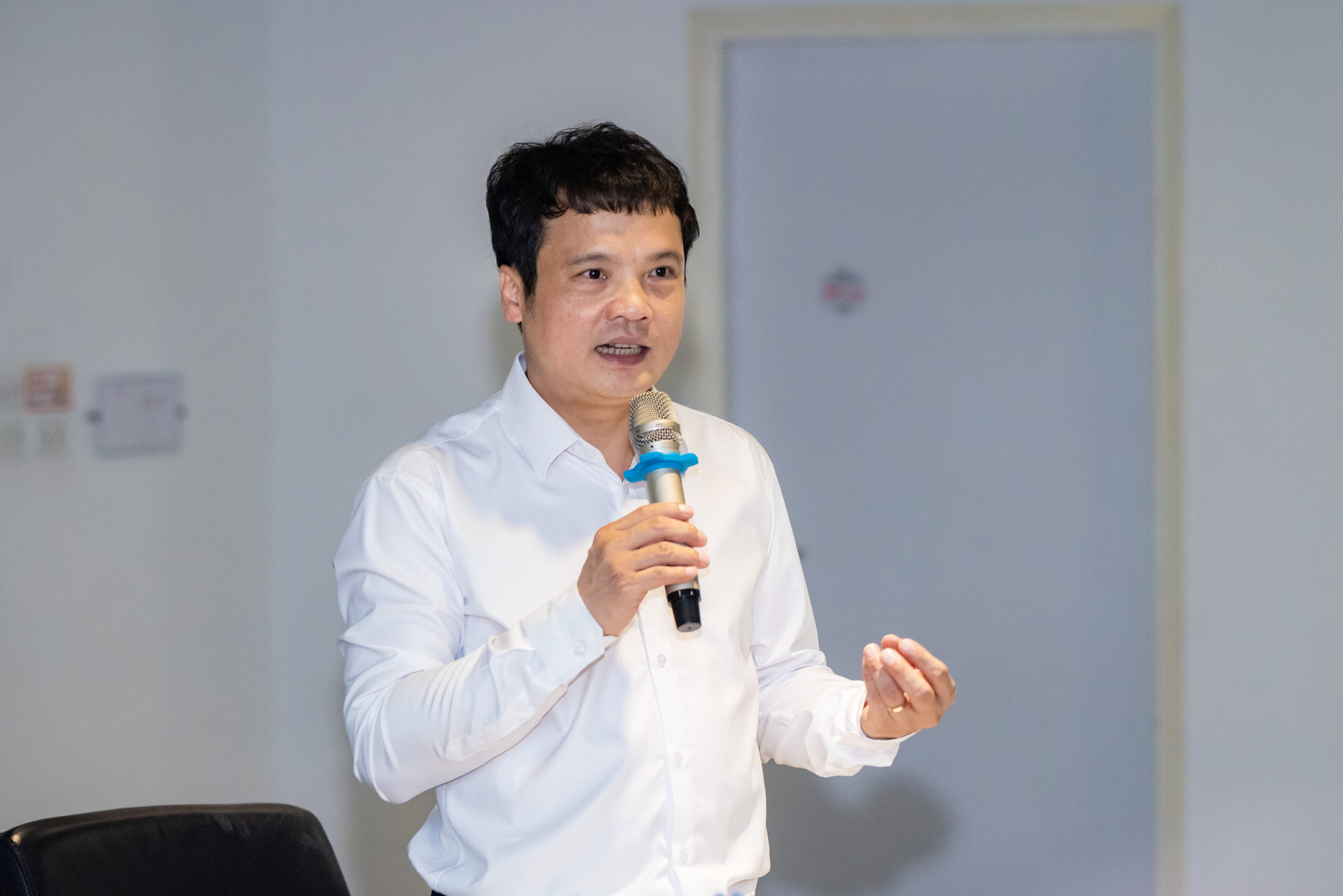 Mr. Nguyen Van Khoa, CEO of FPT Corporation, reported to the delegation on FPT’s achievements and presented proposals to the Ministry of Foreign Affairs.