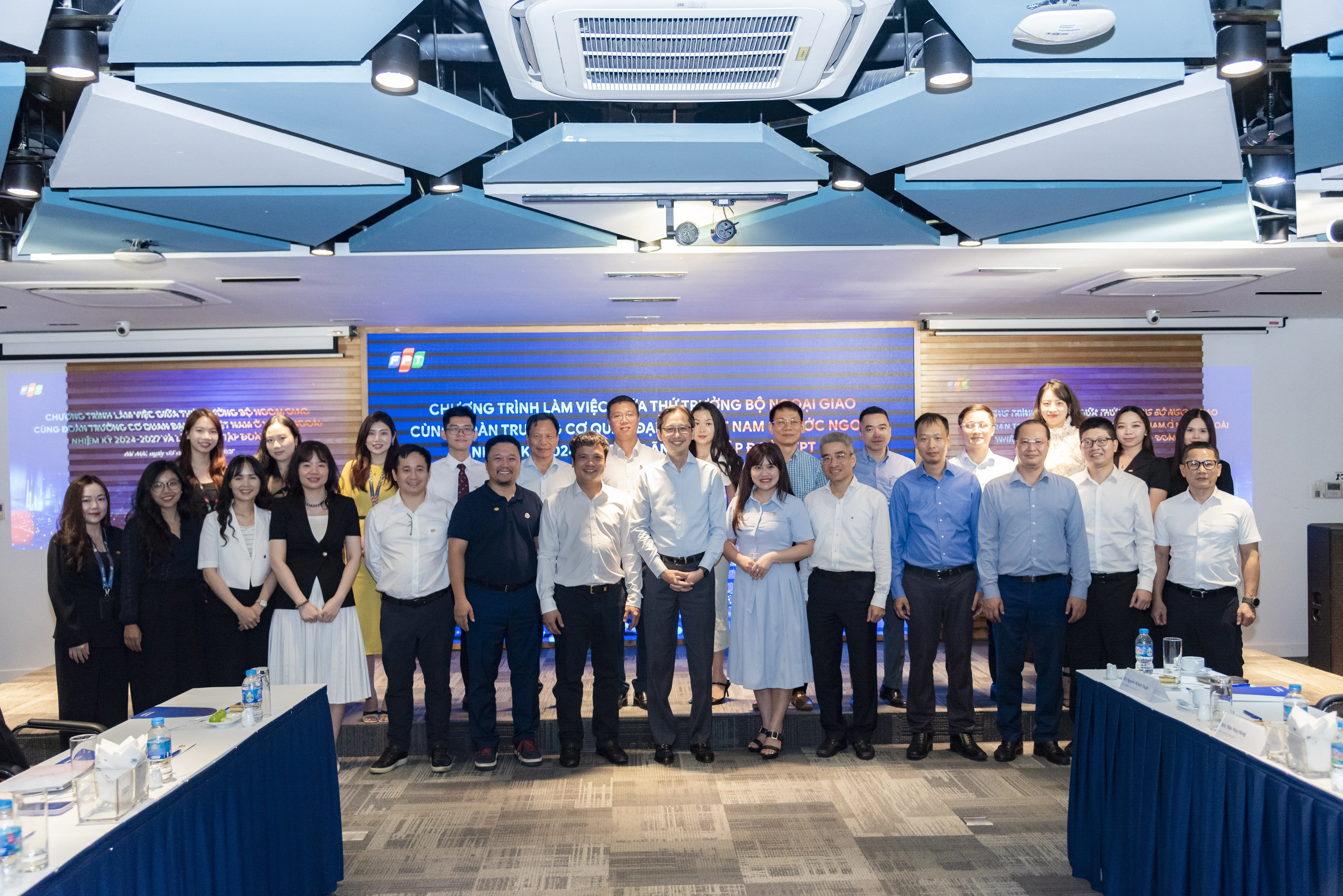 Deputy Minister of Foreign Affairs Do Hung Viet, along with the heads of Vietnam’s overseas representative missions for the 2024–2027 term and representatives of units under the Ministry of Foreign Affairs, held a working session with the leadership of FPT Corporation.