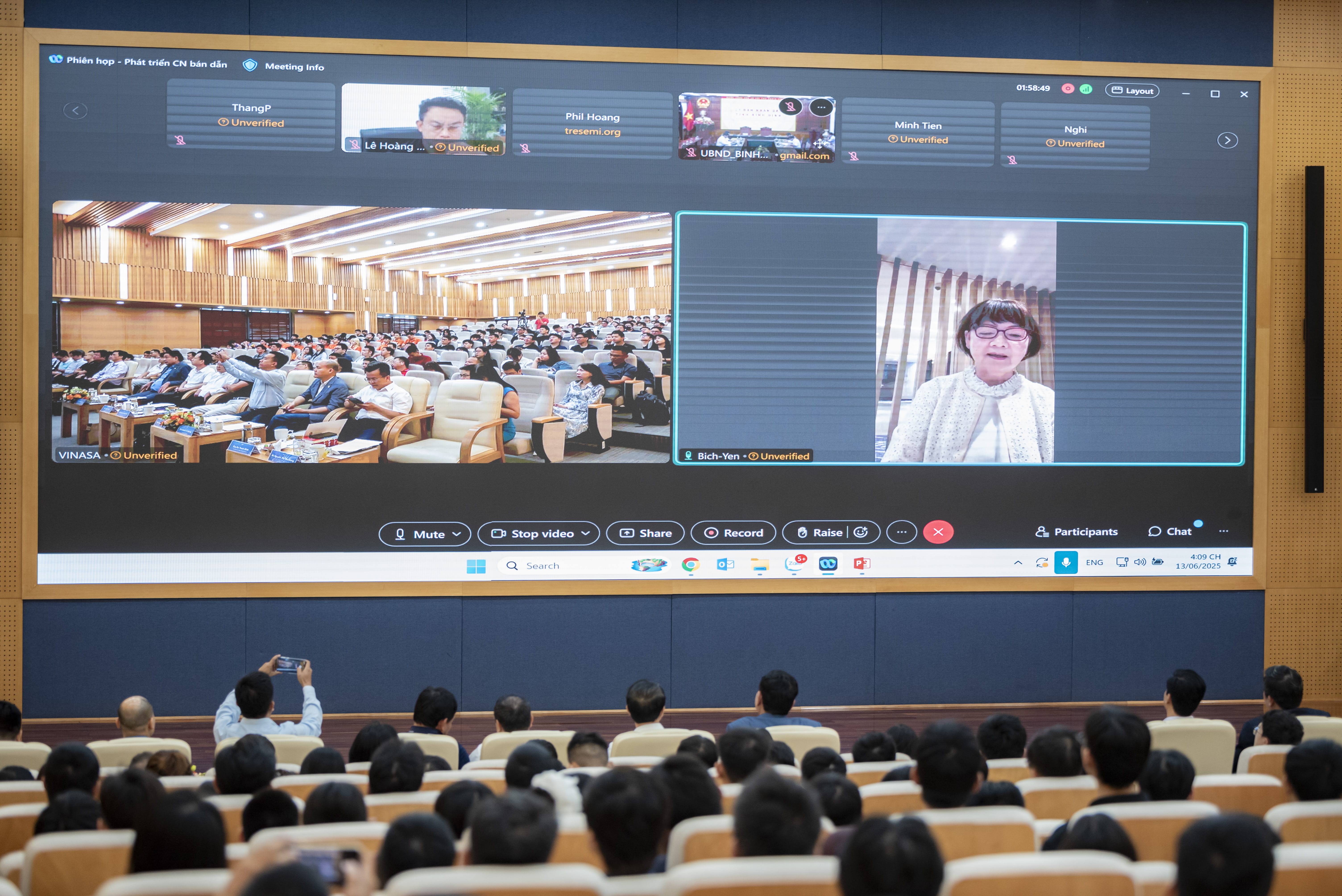 Bà Nguyễn Bích Yến - Hội viên của Viện Kỹ thuật Điện và điện tử Hoa Kỳ (IEEE) cùng kiều bào Việt Nam là các chuyên gia bán dẫn đang làm việc tại những tập đoàn lớn trên toàn cầu tham gia phát biểu tại sự kiện.