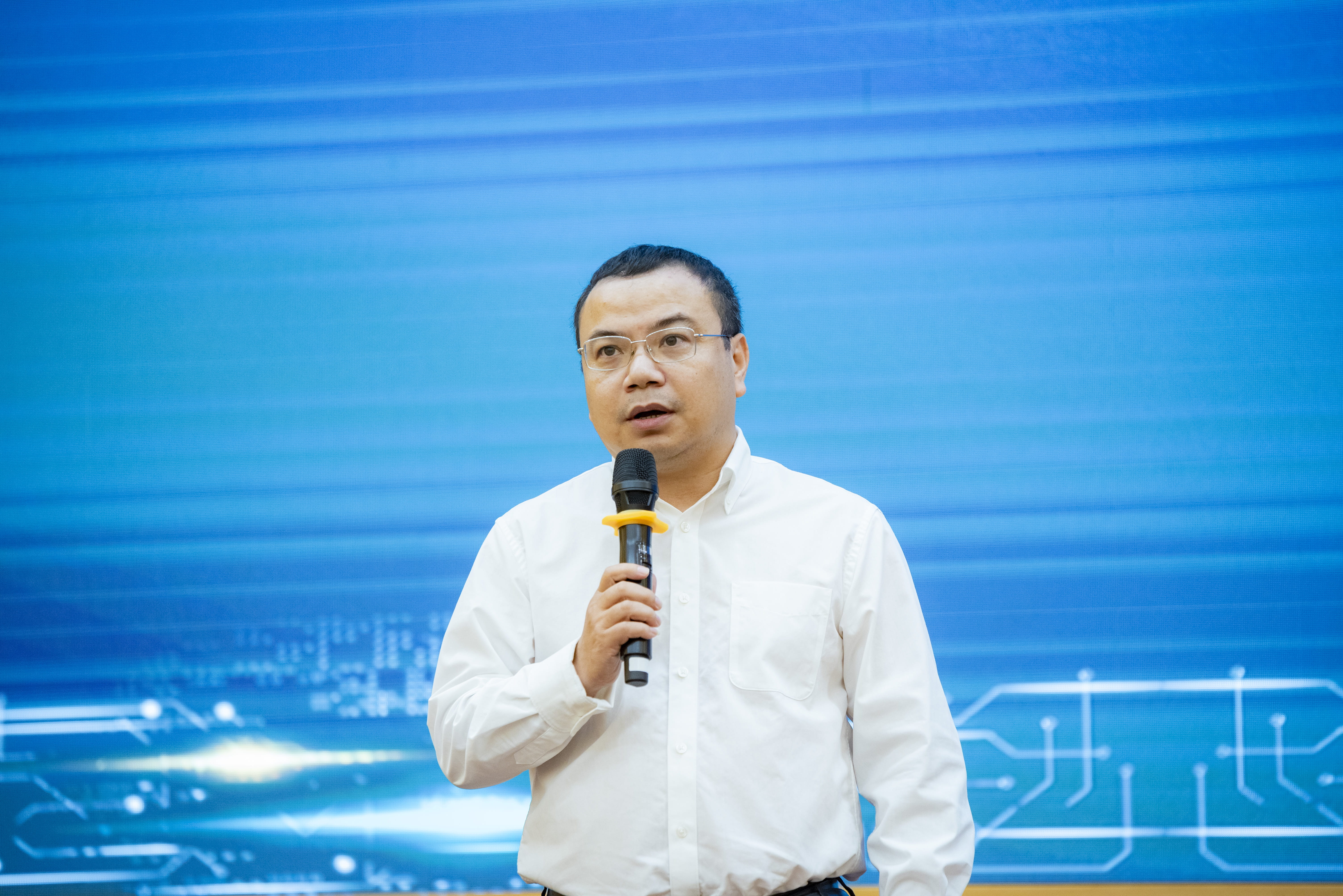 Ông Lê Nam Trung - Phó Cục trưởng Cục Công nghiệp CNTT, Bộ KH&CN kêu gọi sự đồng hành sâu sát hơn từ cộng đồng doanh nghiệp, hiệp hội và chuyên gia để chính sách về bán dẫn thực sự đi vào cuộc sống.