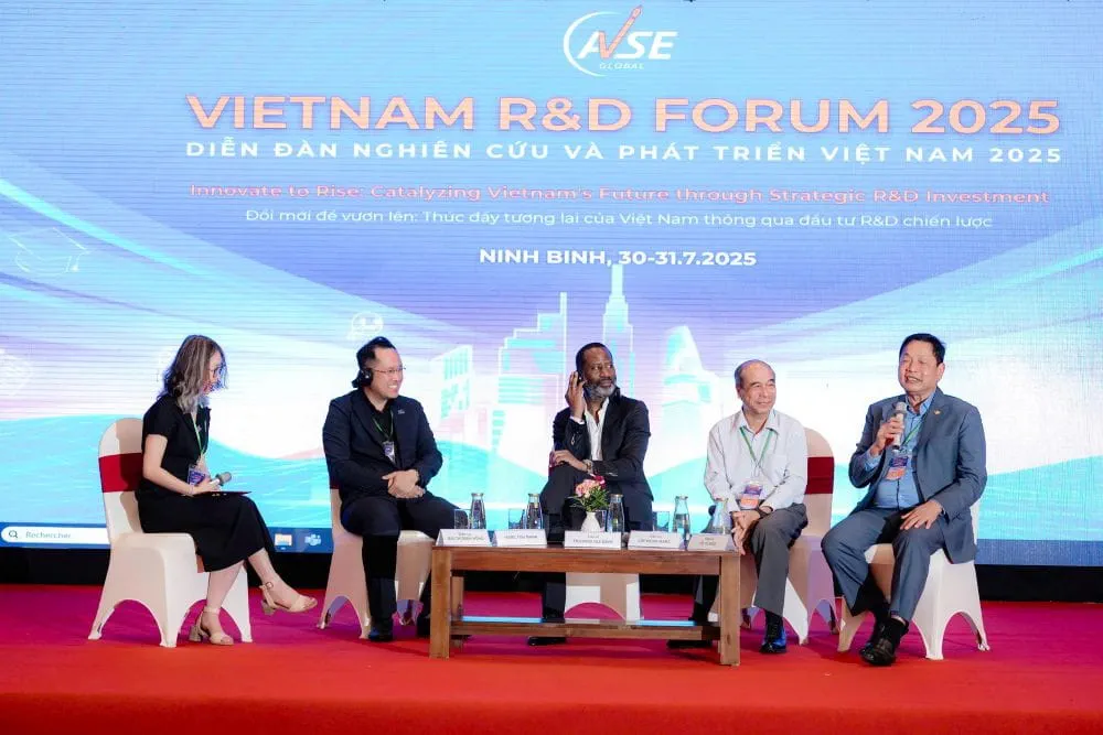 Mr. Truong Gia Binh speaking at the Vietnam Research and Development (R&D) Forum 2025 in Ninh Binh on July 30, 2025.
