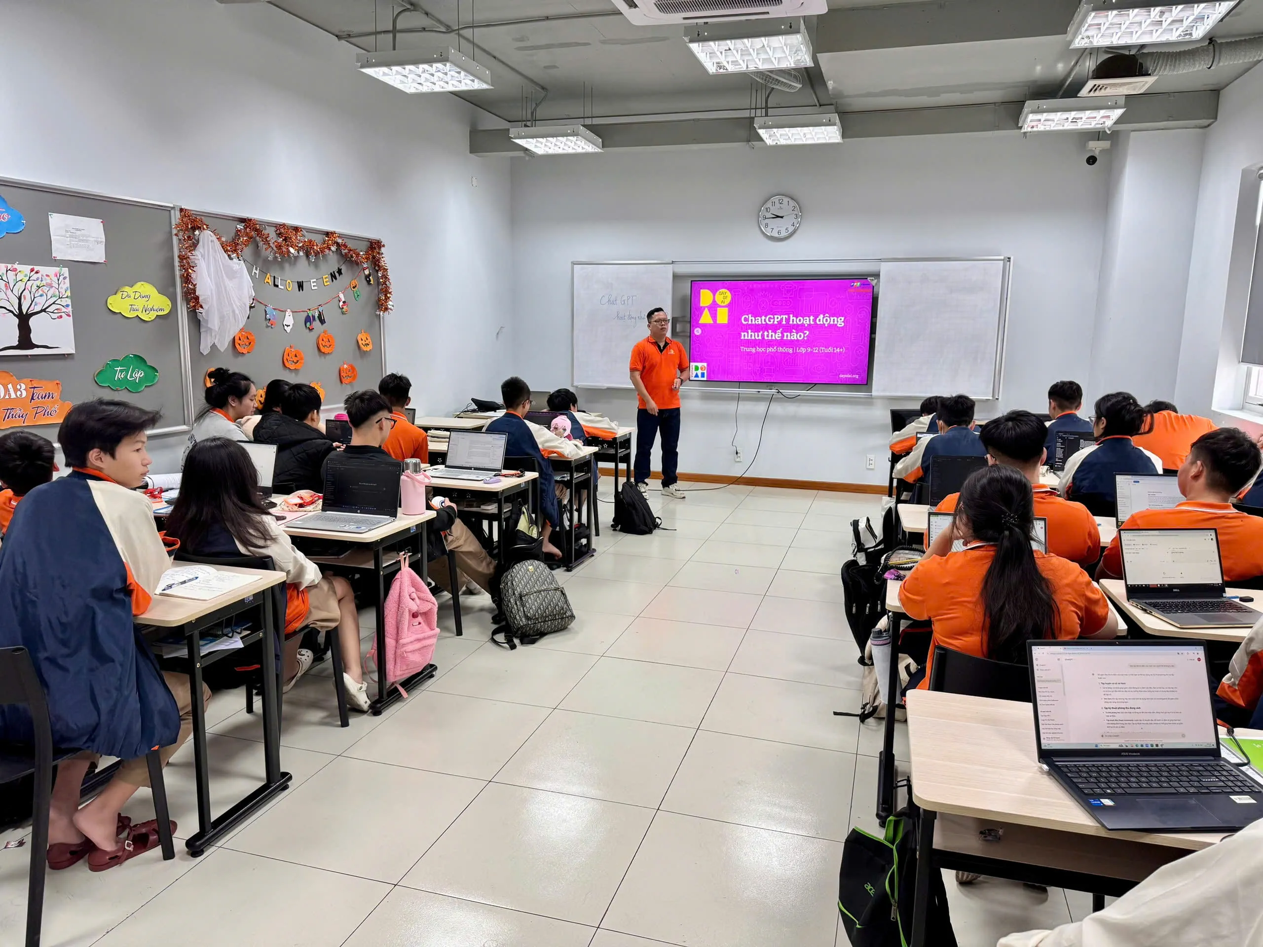 FPT students learn about Chat GPT in an AI class