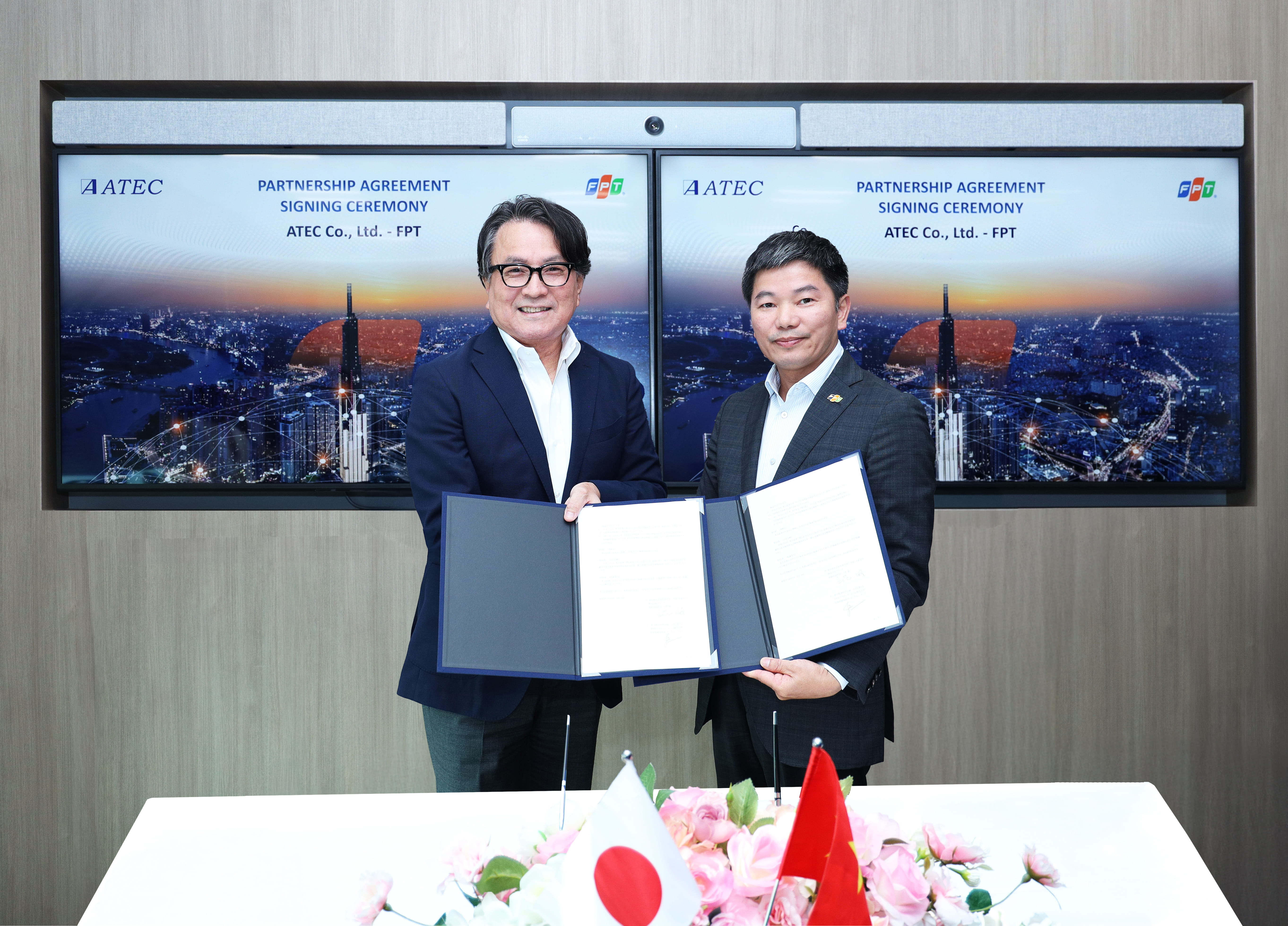 Ông Đỗ Văn Khắc - Phó Tổng Giám đốc FPT Software kiêm Tổng Giám đốc FPT Japan, Tập đoàn FPT (phải) và ông Toru Tachibana - Phó Chủ tịch điều hành ATEC (trái) tại Lễ ký kết.