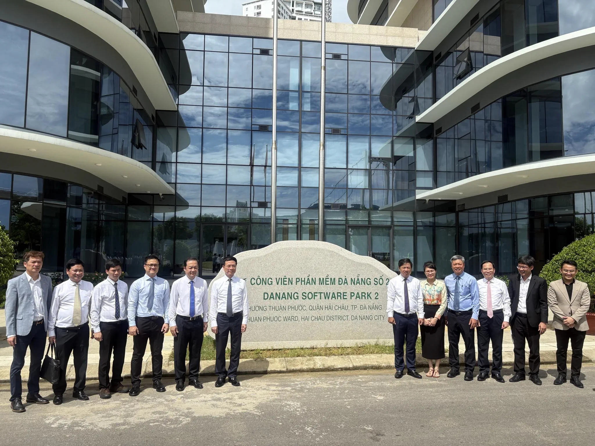 Minister of Science and Technology Nguyen Manh Hung and the working delegation visiting Danang Software Park No. 2