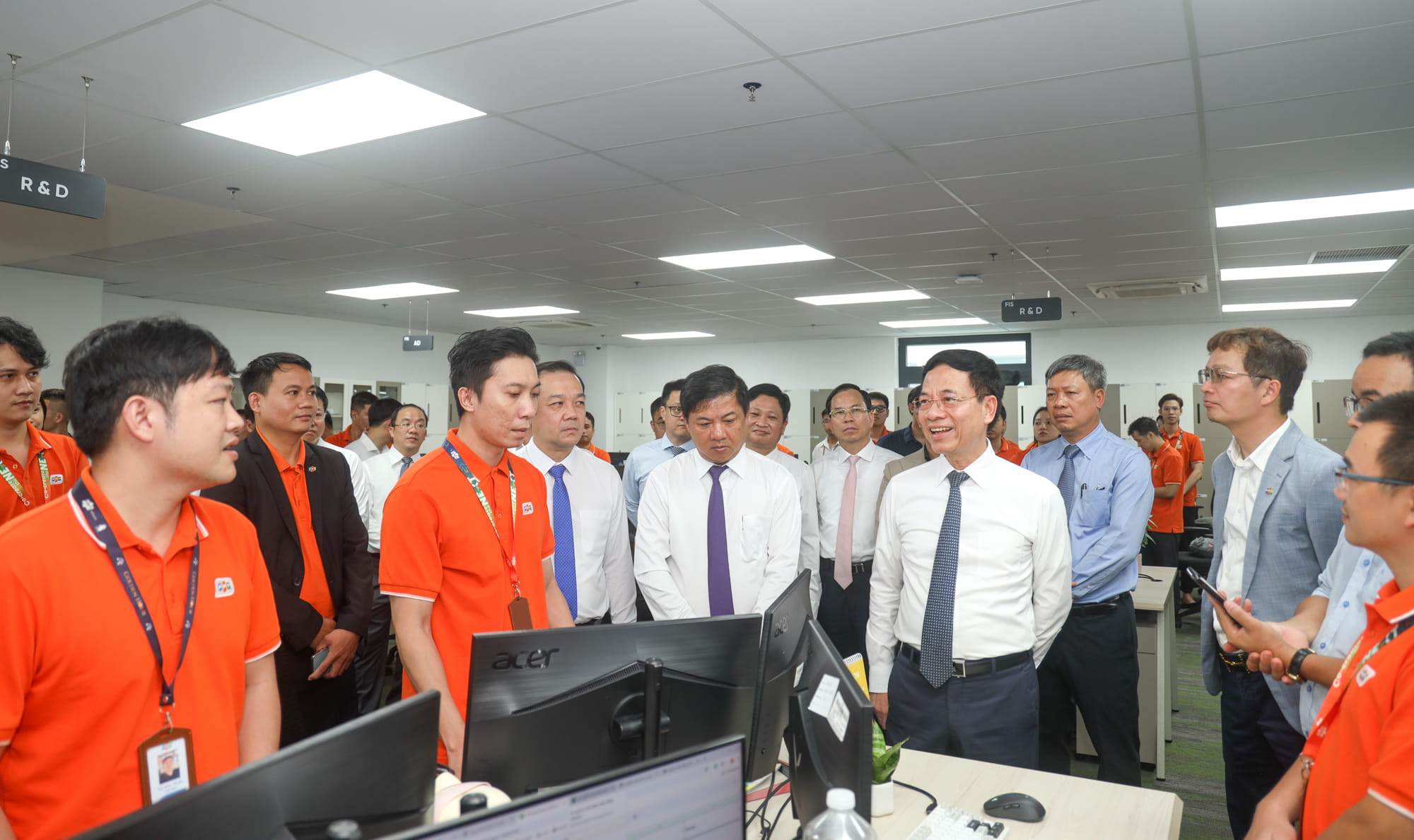 Minister Nguyen Manh Hung visits and encourages FPT’s High-Tech and Semiconductor R&D team