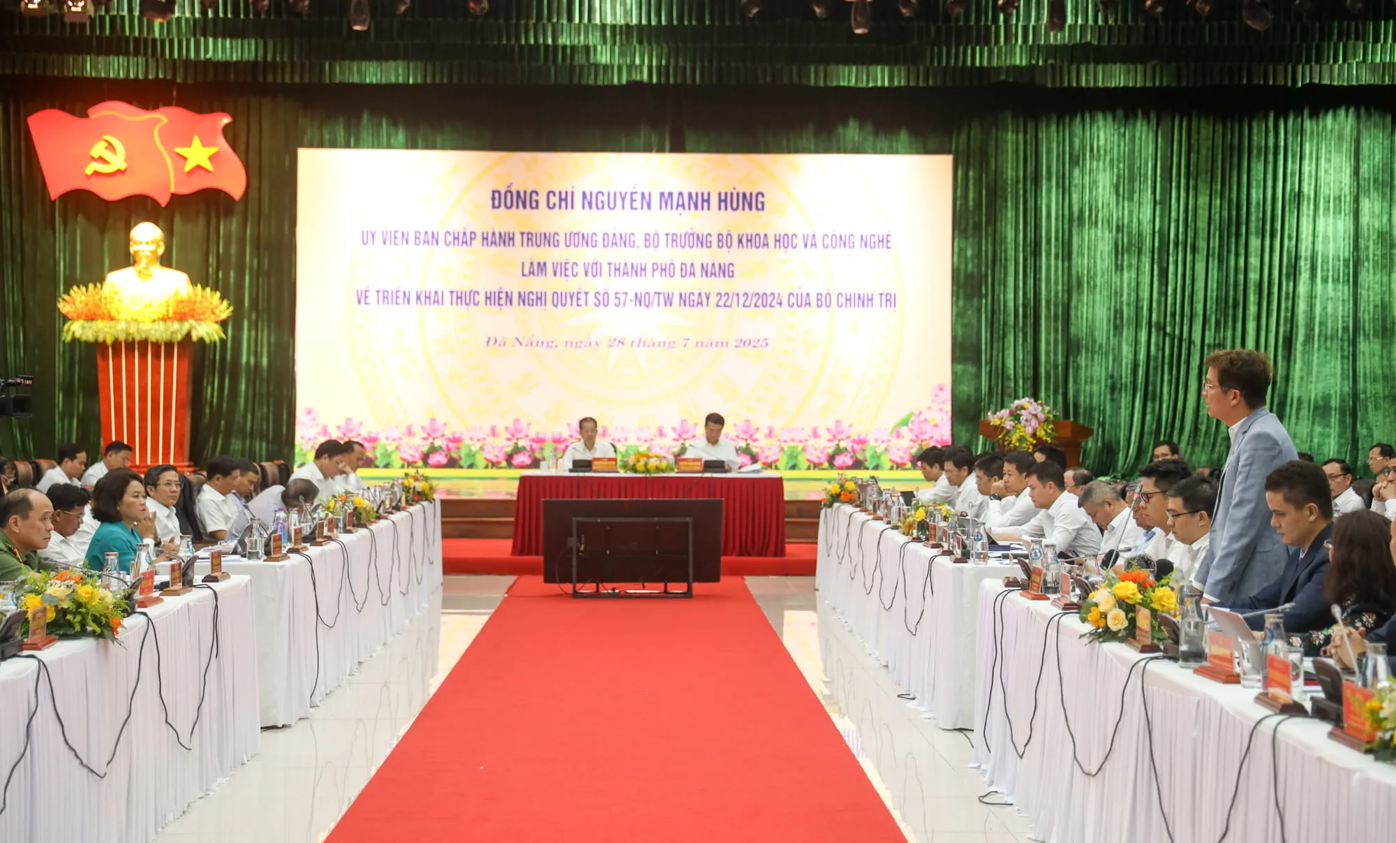 FPT representatives present proposals to support Da Nang City in effectively implementing Resolution No. 57