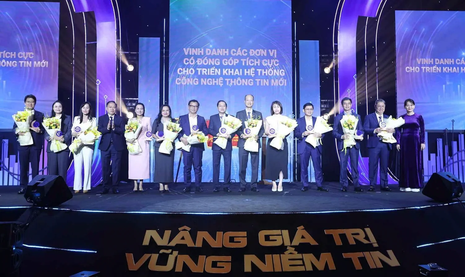 Mr. Nguyen The Phuong, Executive Vice President of FPT (sixth from the right), representing FPT, receives the commemorative medal for outstanding contributions to the implementation of the new IT system (KRX).