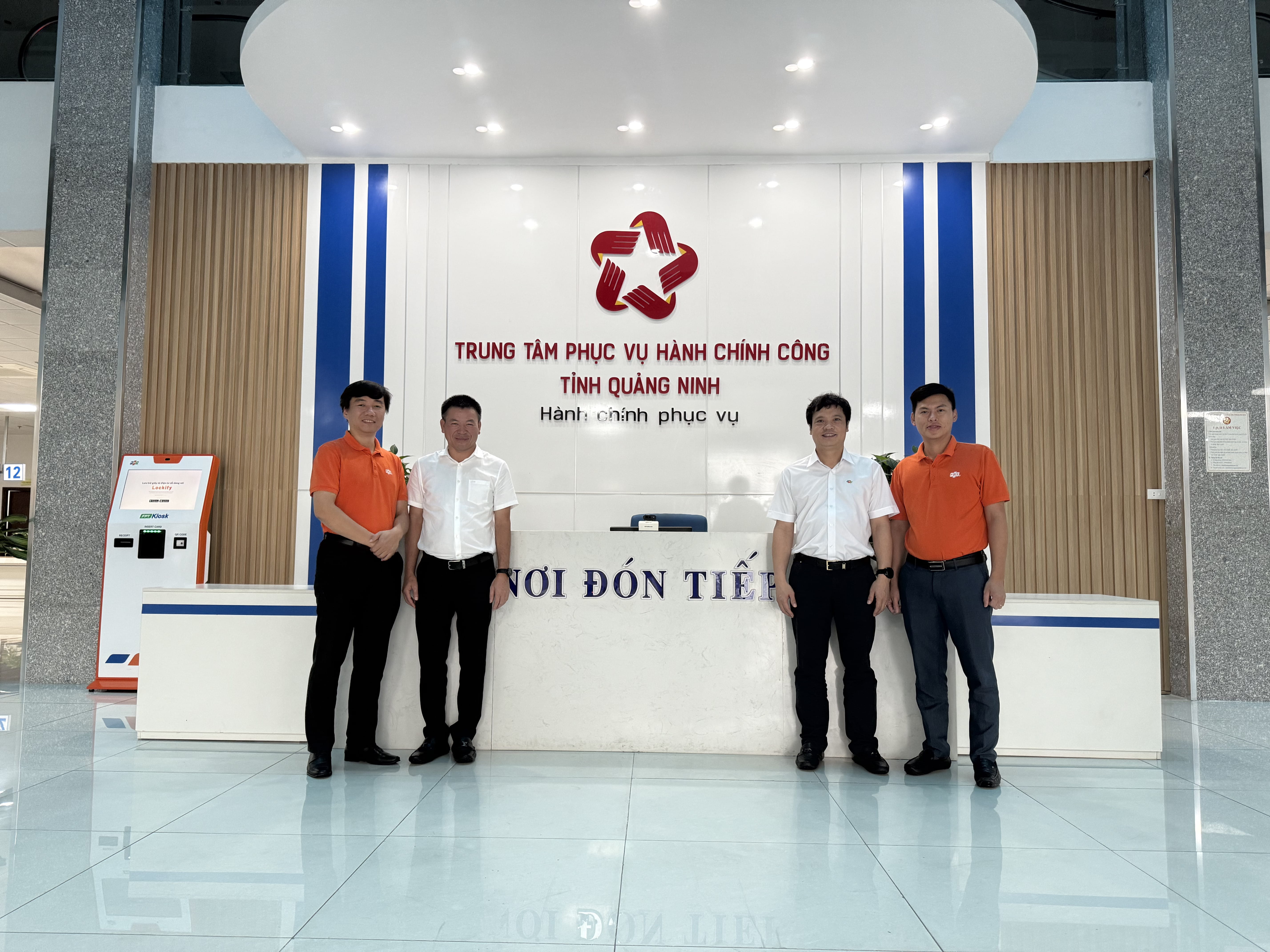 FPT representatives at the ceremony officially launching the new public administrative service system for the province.