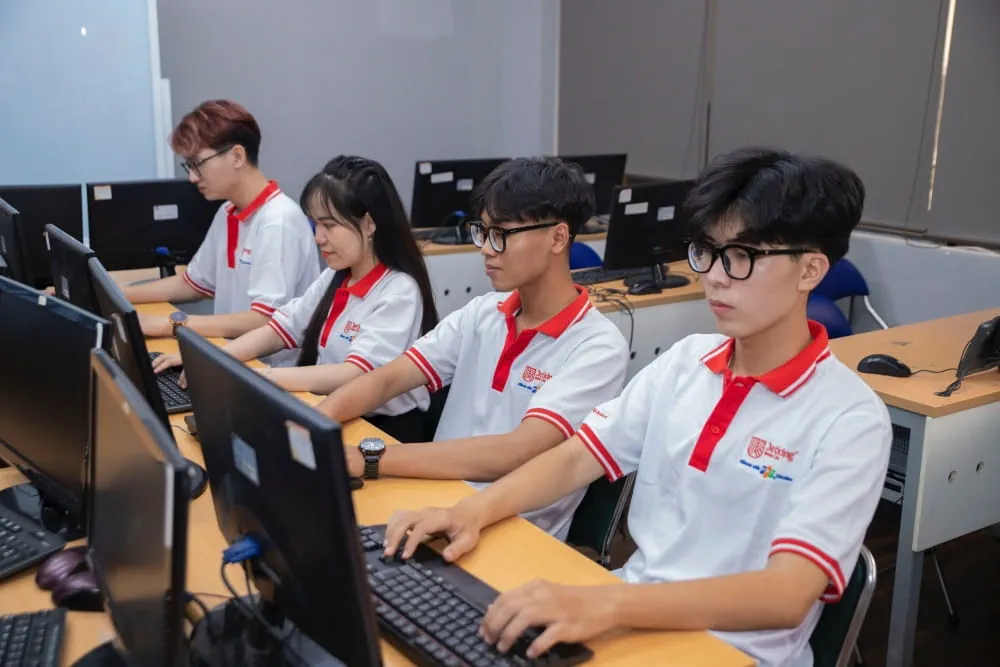 A series of free trial classes at different campuses and online seminars on "Understanding AI Agents" will be held by FPT prior to the opening ceremony in order to provide students a more realistic and clear understanding of this topic.
