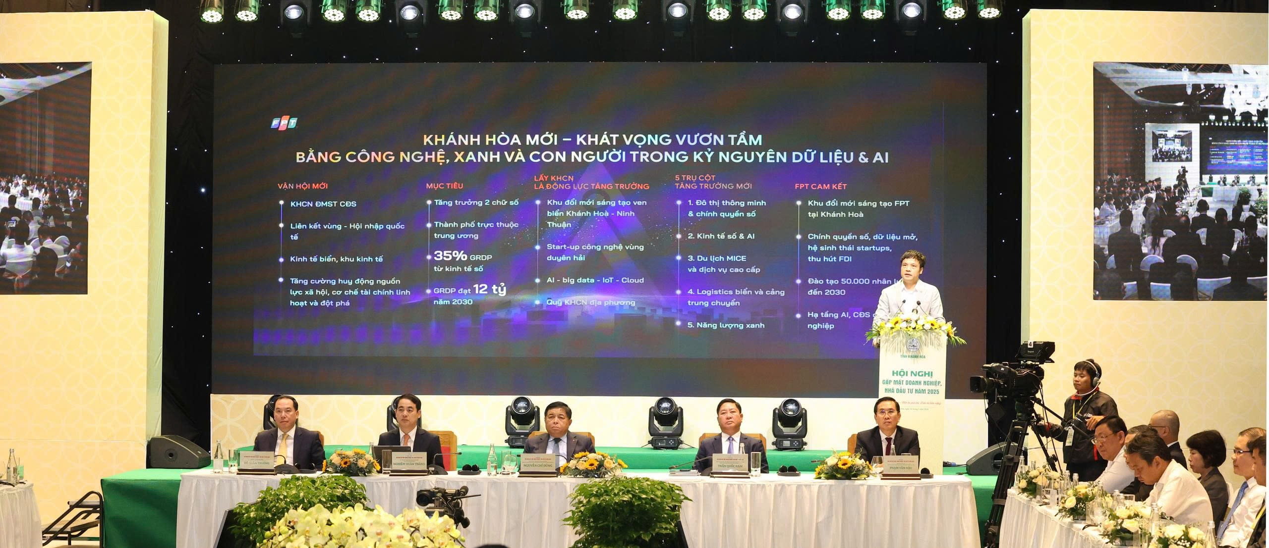 Mr. Nguyen Van Khoa, CEO of FPT Corporation, speaking at the 2025 Khanh Hoa Province Business and Investor Conference.