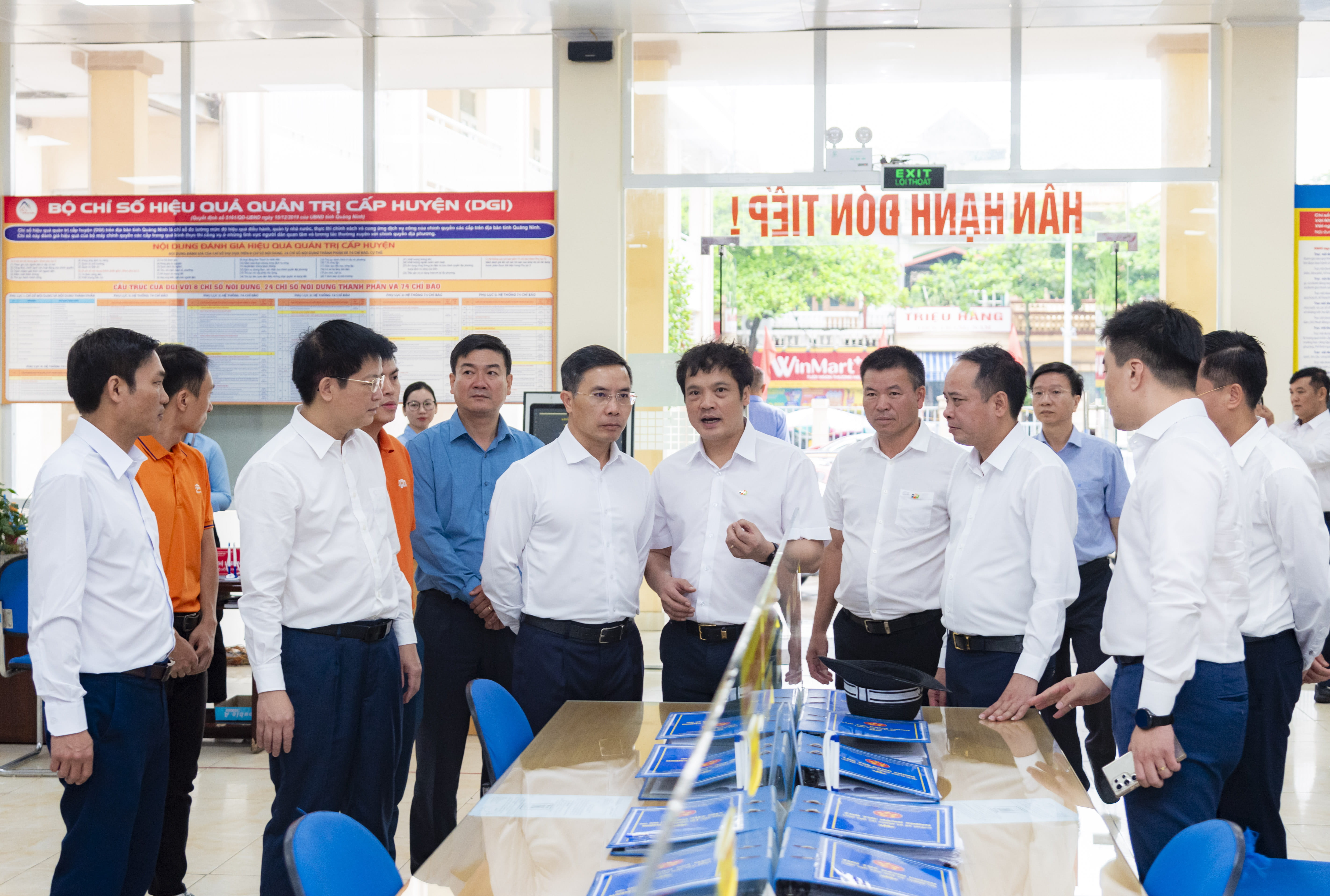 Quang Ninh provincial leaders and FPT CEO inspect the new two-tier local government model on its first day of implementation.