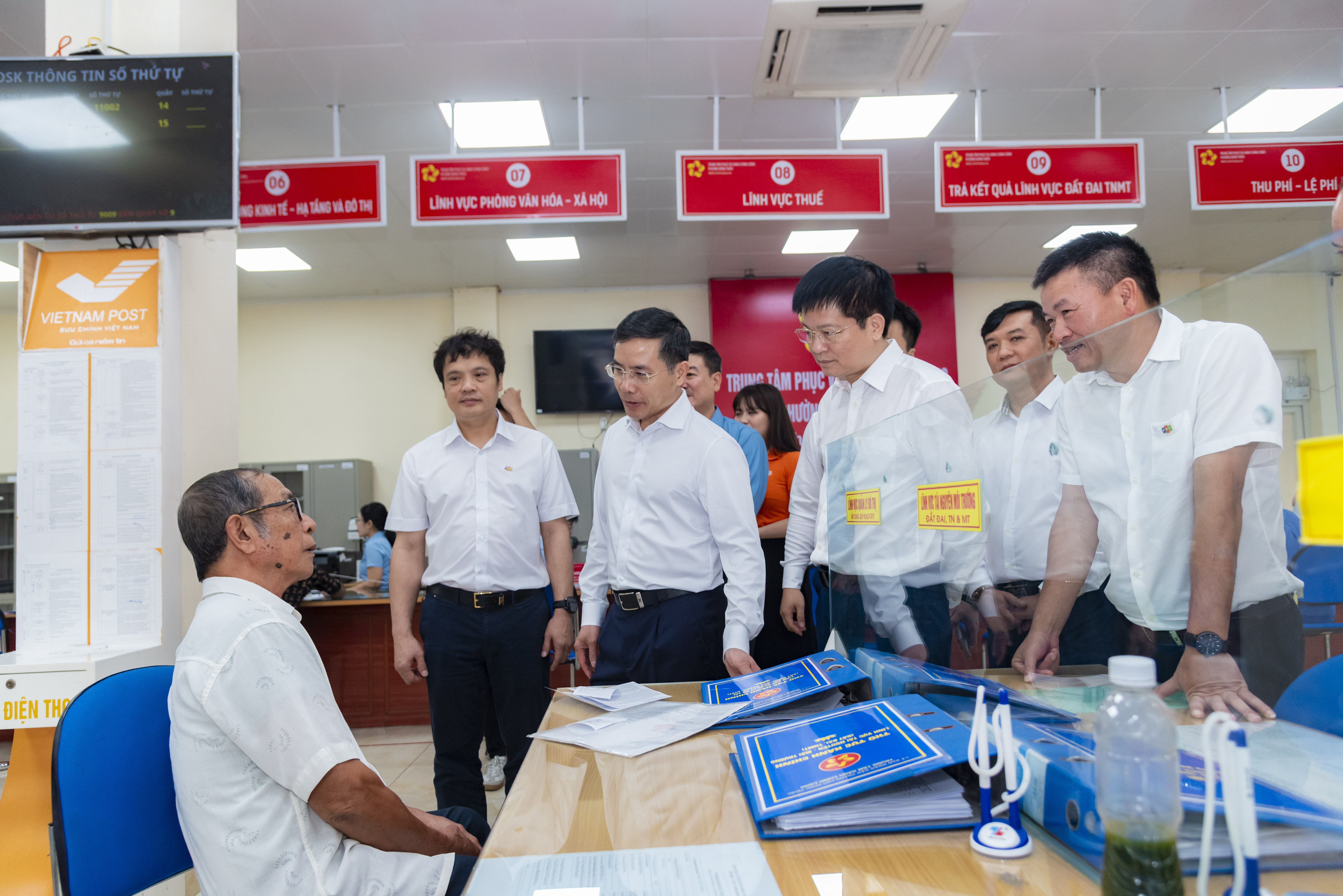 Lãnh đạo tỉnh Quảng Ninh và FPT thị sát, trao đổi cùng người dân về trải nghiệm mô hình quản trị mới tại Quảng Ninh