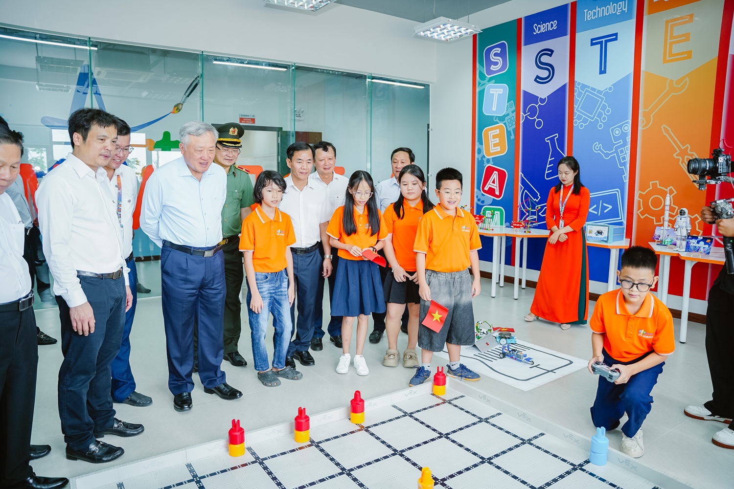 Deputy Prime Minister Nguyen Hoa Binh and the working delegation, together with FPT leaders, visit the STEM/Robotics lab where students are introduced to and practice technology from an early age.