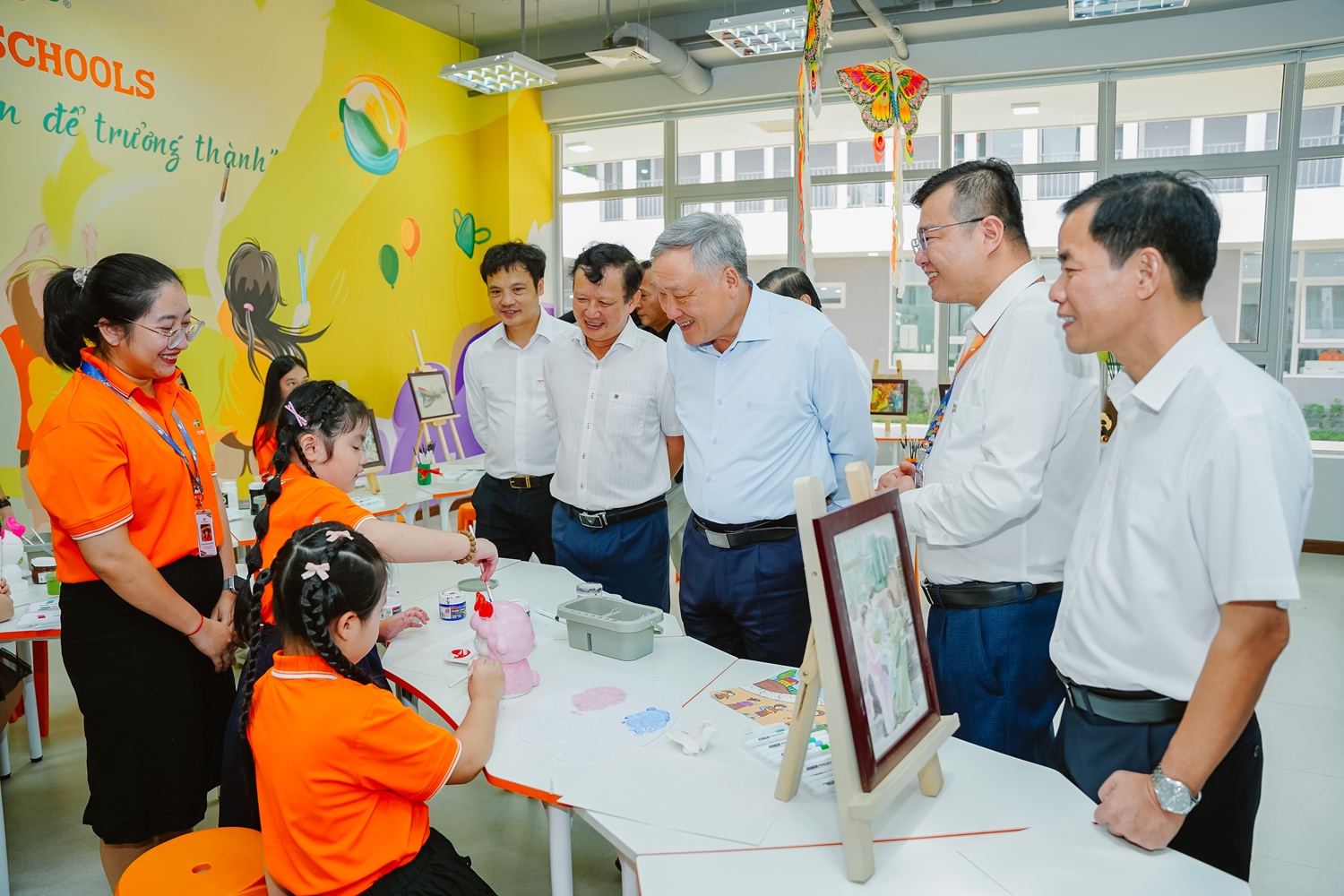 Mr. Nguyen Van Khoa introduces to Permanent Deputy Prime Minister Nguyen Hoa Binh the “57 School” model – the first in the Central and Central Highlands region – pioneering in high-quality human resource training in alignment with Resolution No. 57-NQ/TW.