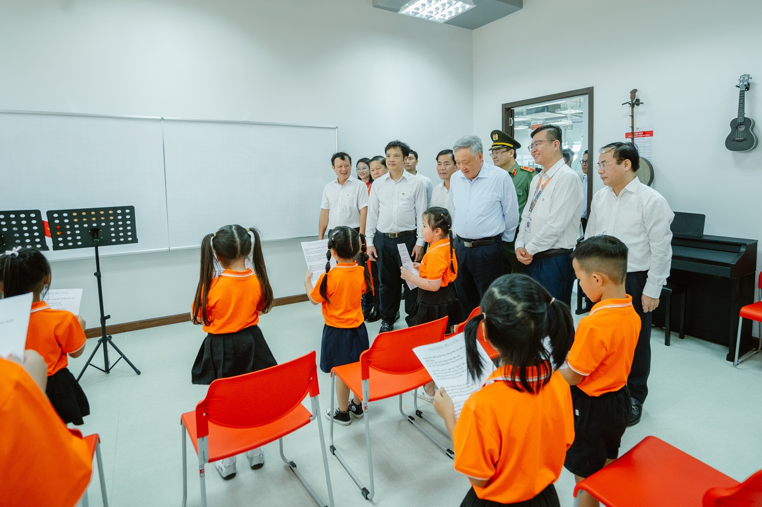 Permanent Deputy Prime Minister Nguyen Hoa Binh and the delegation visit the music room at FPT School Hue.
