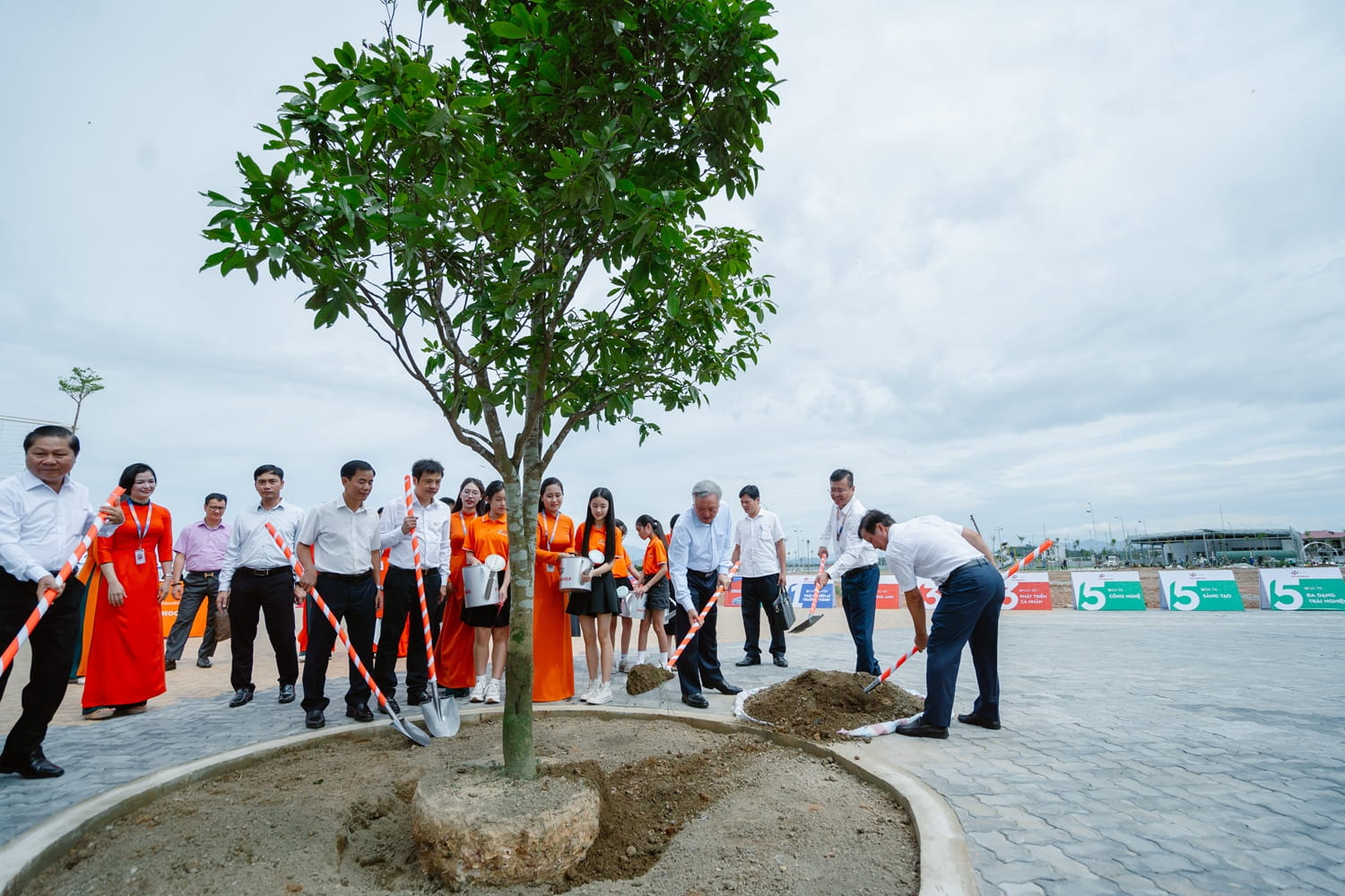 Permanent Deputy Prime Minister Nguyen Hoa Binh, together with FPT leaders and representatives from central ministries, plants commemorative trees in the courtyard of FPT School Hue.