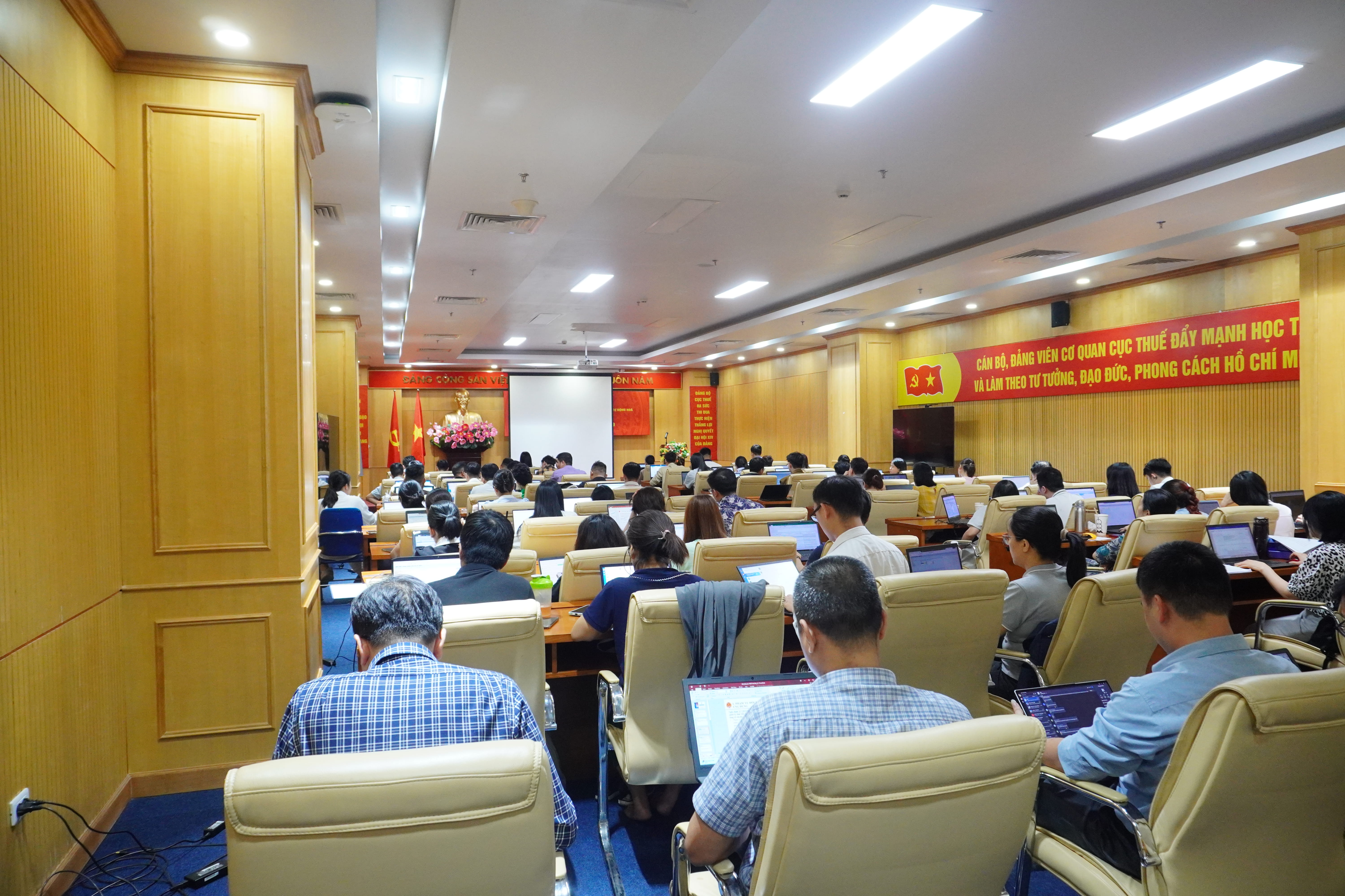 FPT Corporation collaborates with the Department of Technology, Digital Transformation, and Automation – General Department of Taxation to complete data and IT system transitions.