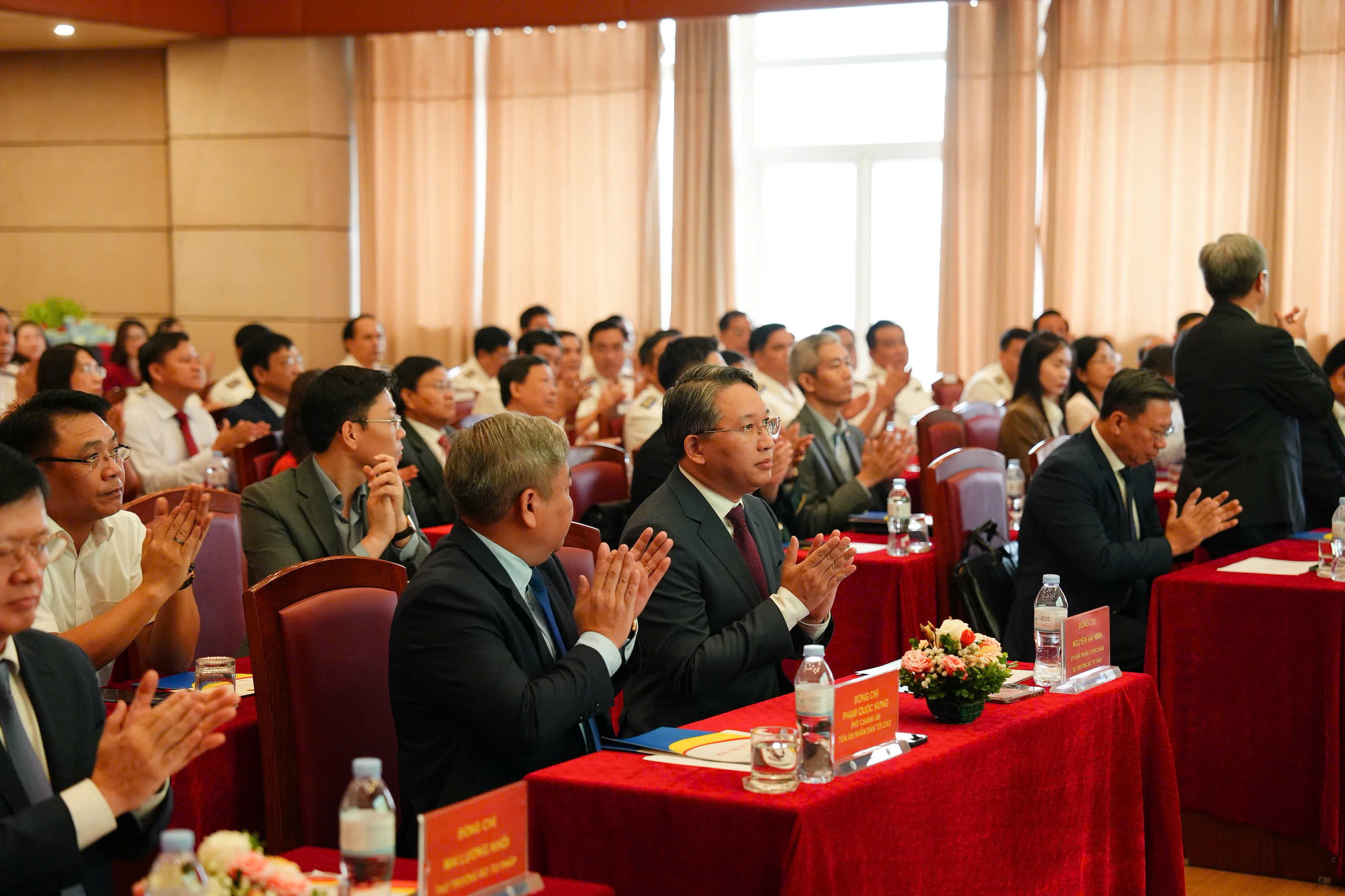Chương trình khai trương Hệ thống Biên lai điện tử diễn ra trong khuôn khổ Lễ công bố các quyết định về tổ chức cán bộ hệ thống thi hành án dân sự của Bộ Tư pháp