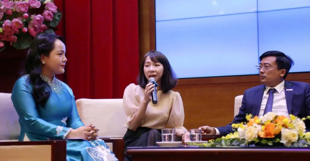 Ms. Mai Thi Lan Anh – Communications Director of FPT Corporation – speaking at the event.
