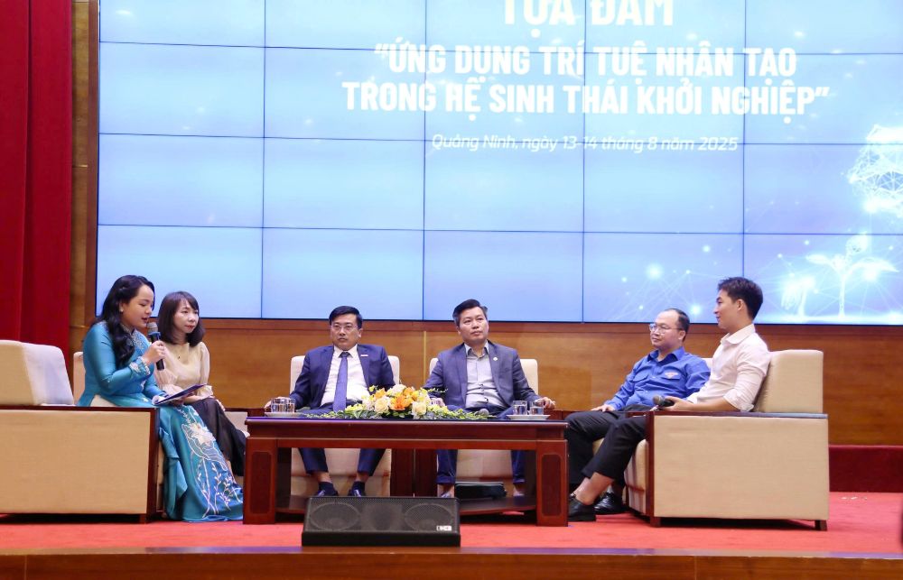 Speakers at the seminar “Application of Artificial Intelligence in the Startup Ecosystem” advising hundreds of startup founders.