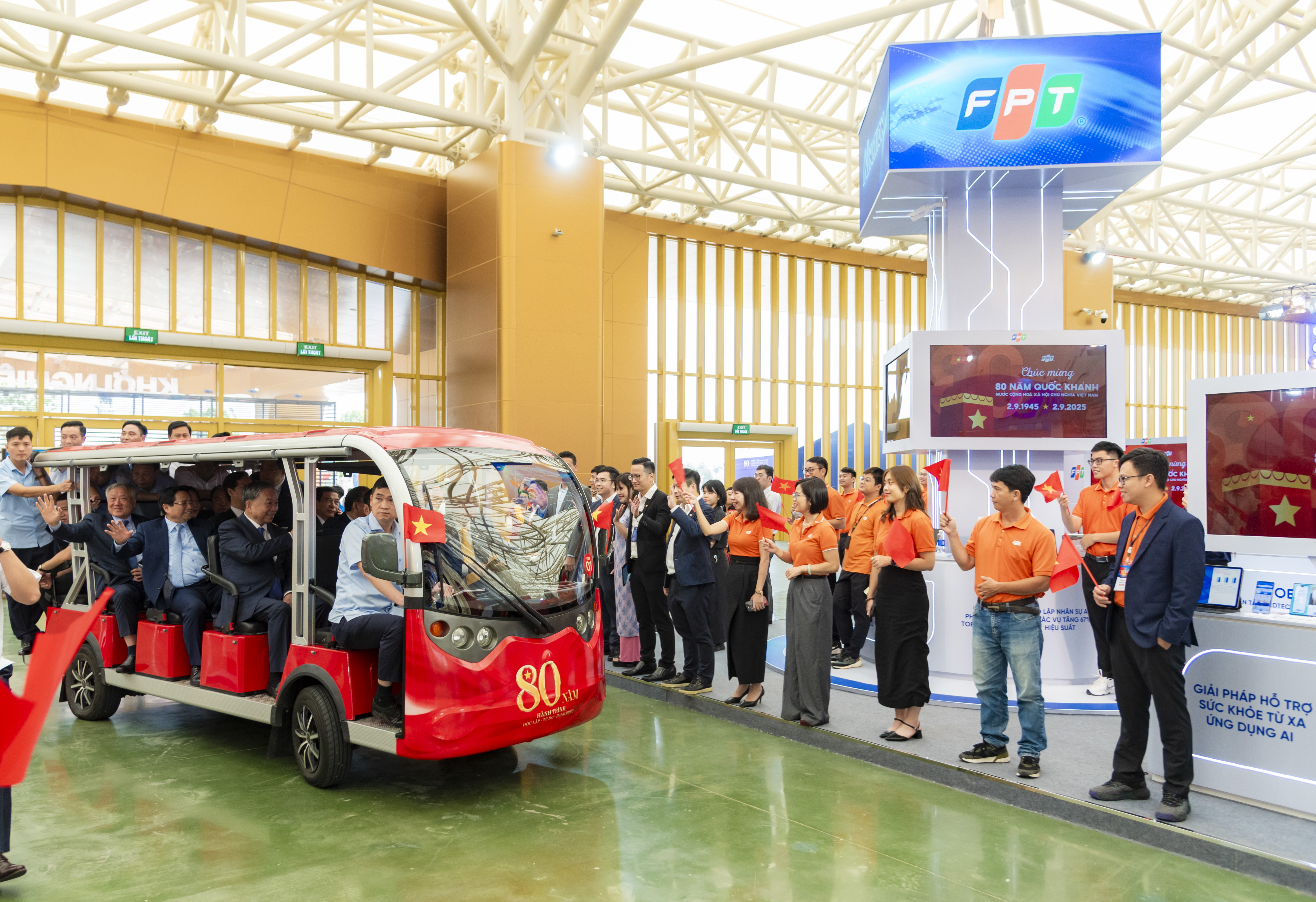 Gian hàng triển lãm của FPT đón chào Tổng Bí thư Tô Lâm và Thủ tướng Phạm Minh Chính