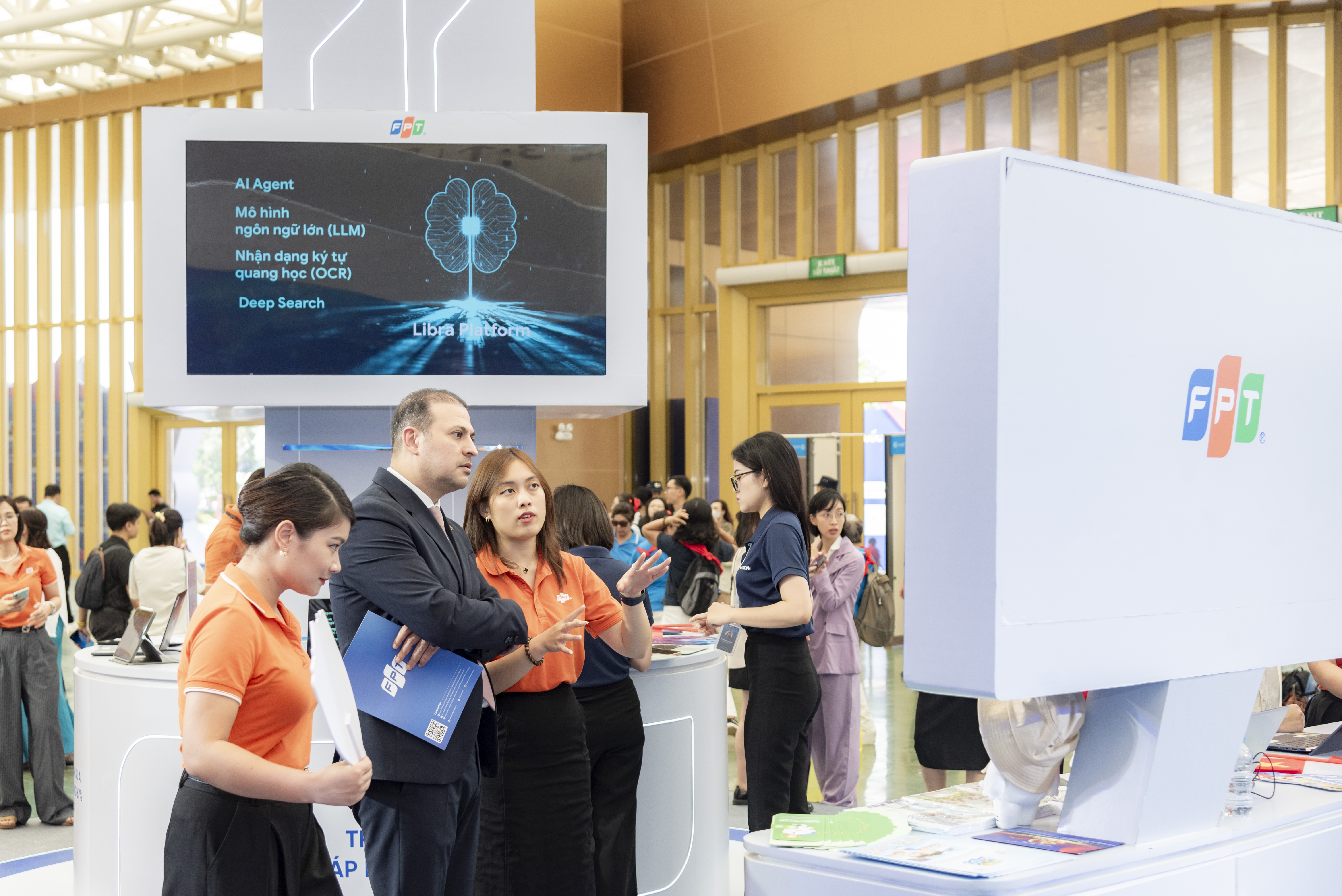 The Ambassador of Saudi Arabia to Vietnam, Mr. Mohammed Ismaeil A. Dahlwy, visiting the FPT booth
