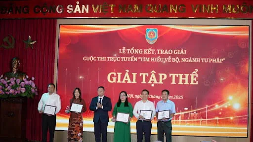 Mr. Nguyễn Thanh Ngọc, Deputy Minister of Justice and Head of the Organizing Committee, presenting collective awards to localities.