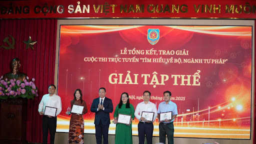 Đồng chí Nguyễn Thanh Ngọc, Thứ trưởng Bộ Tư pháp, Trưởng Ban Tổ chức Cuộc thi trao Giải tập thể cho các địa phương